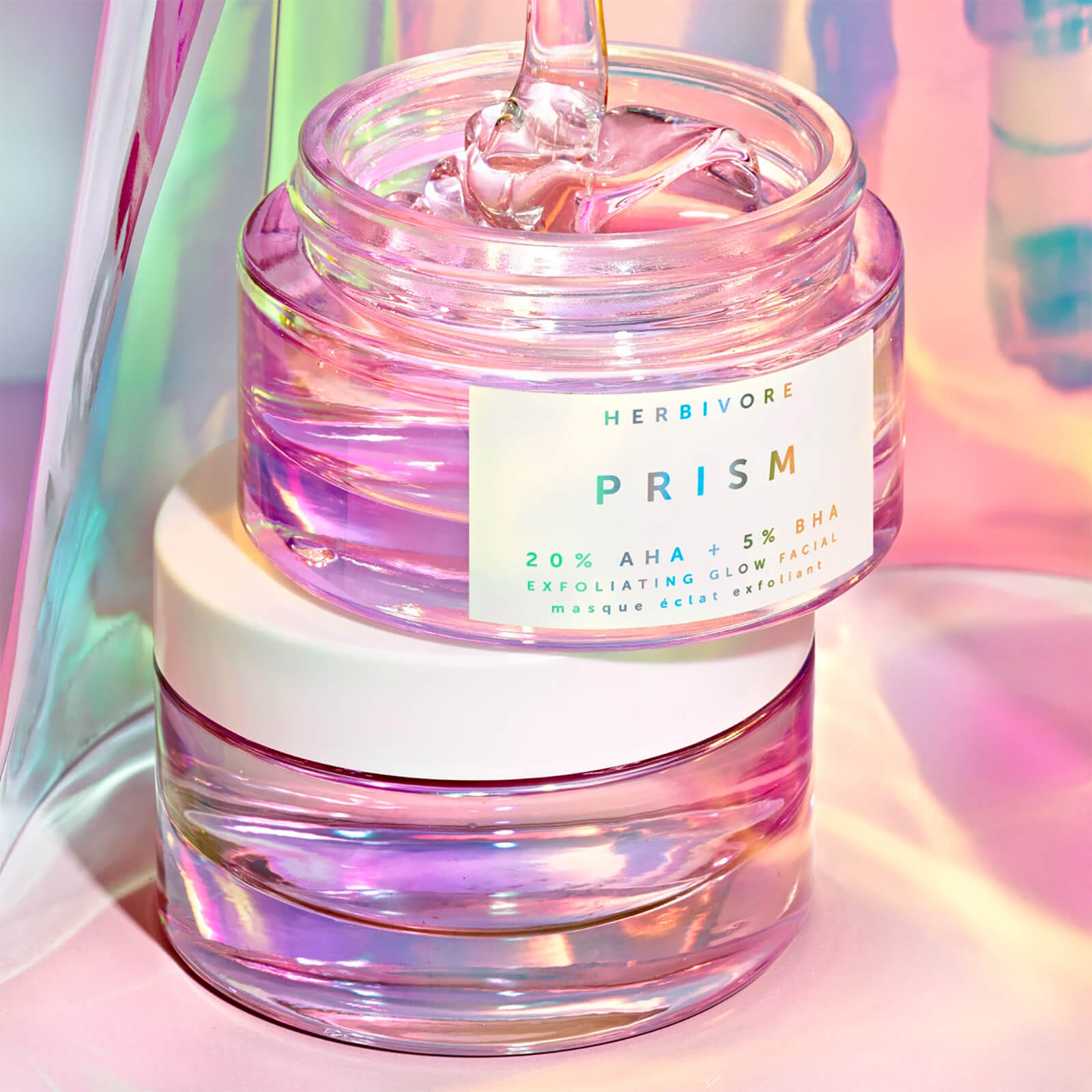 Artikel klicken und genauer betrachten! - Belebe müde Haut und verleihe ihr gesund aussehende Leuchtkraft mit dem Herbivore Prism 20% AHA + 5% BHA Exfoliating Glow Facial. Diese Gesichtsmaske mit Geleetextur ist eine wöchentliche Peelingpflege, die müde, leblose Teints erfrischt.Das wirkungsstarke Facial für zu Hause ist mit einem Cocktail aus 20 % AHAs auf Fruchtbasis und 5 % BHA auf Weidenrindebasis angereichert. | im Online Shop kaufen