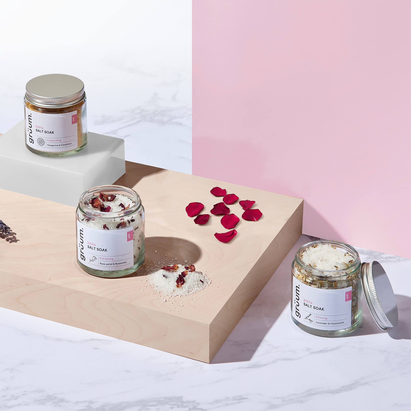 Artikel klicken und genauer betrachten! - Sprinkled into hot water, the dried botanicals in grüum’s blöta Bath Salt Soak come to life, infusing the atmosphere with relaxing aromas to enhance your bath-time ritual.  A calming blend of chamomile and lavender promotes a serene ambiance to help you unwind and let go of daily stress. Skin feels soft, muscles feel soothed and your body feels tranquil and ready for a restful sleep. | im Online Shop kaufen