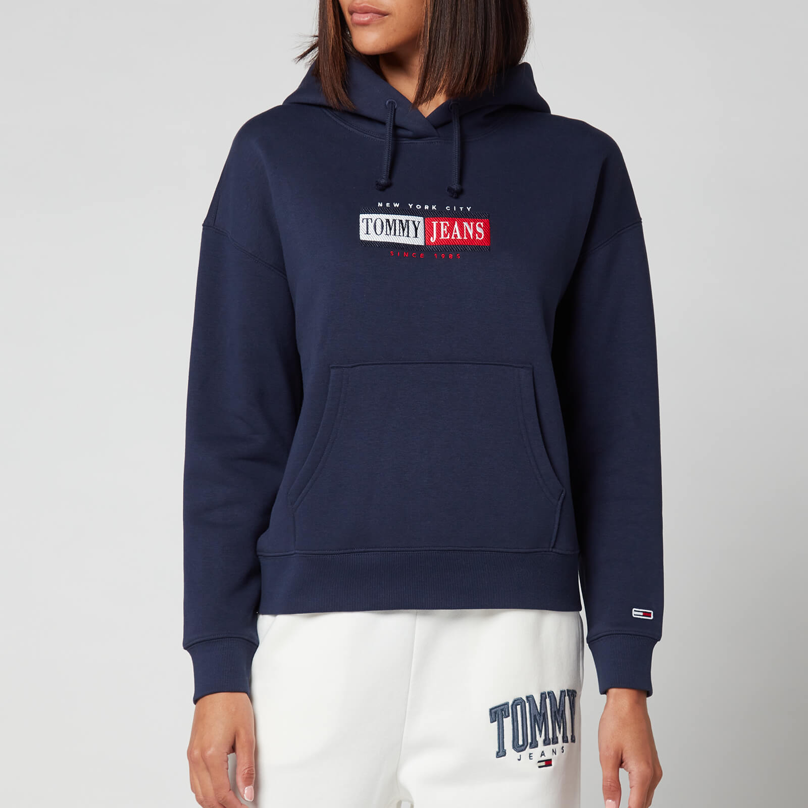 tommy jeans essential chest box logo hoodie in black