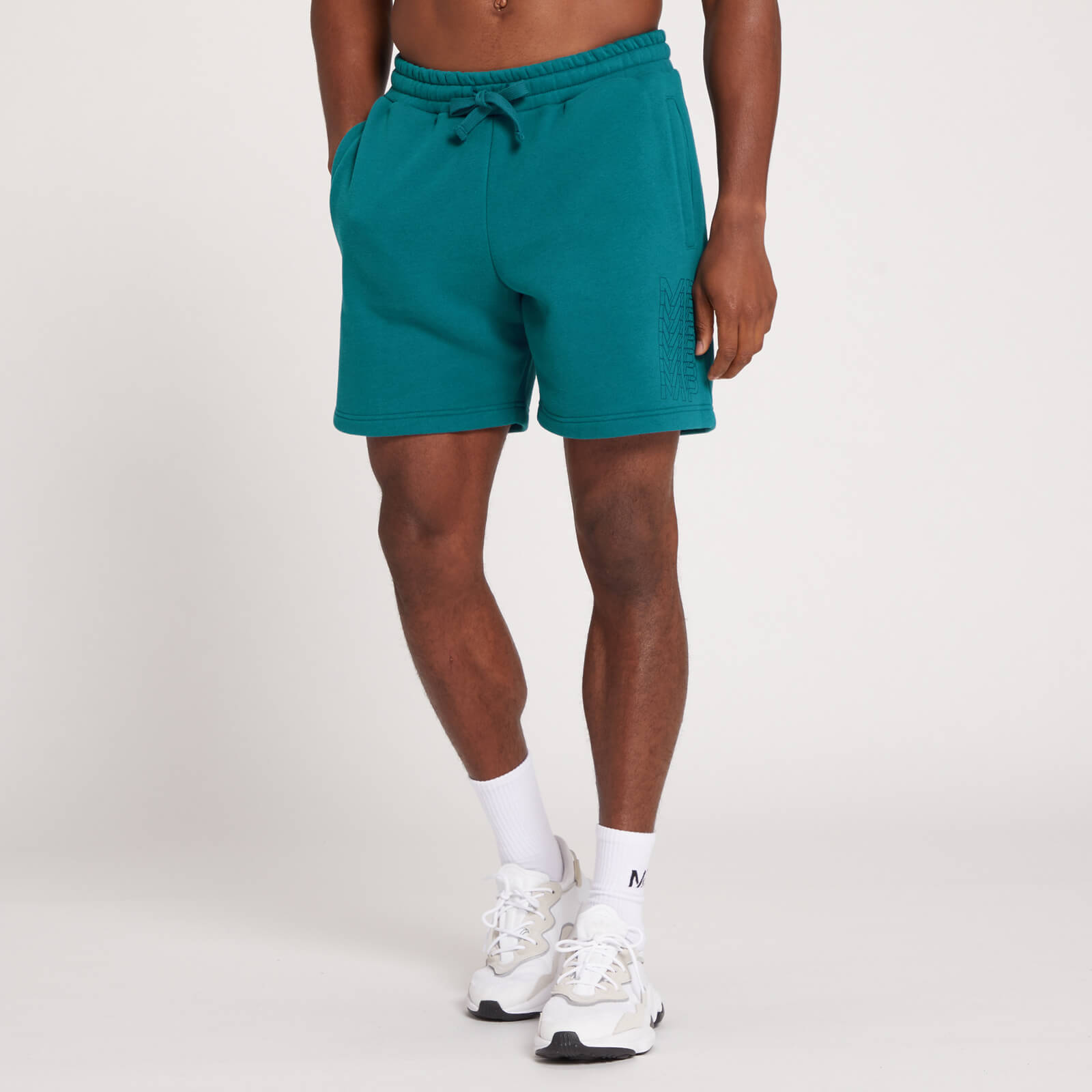 Pantalón corto con detalle gráfico de MP repetido para hombre de MP - Verde azulado oscuro - XS