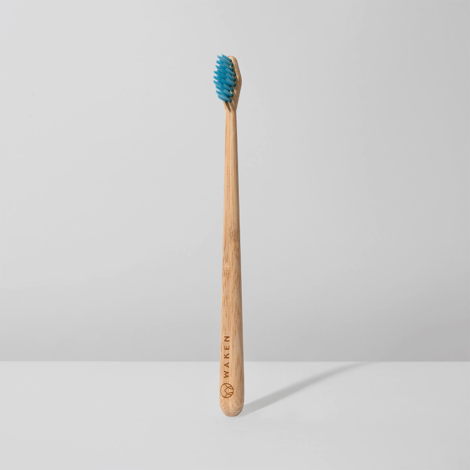 Artikel klicken und genauer betrachten! - Die aus natürlichem Bambus gefertigte Waken Bamboo Toothbrush ist eine umweltfreundliche Alternative zu klassischen Plastikbürsten | im Online Shop kaufen