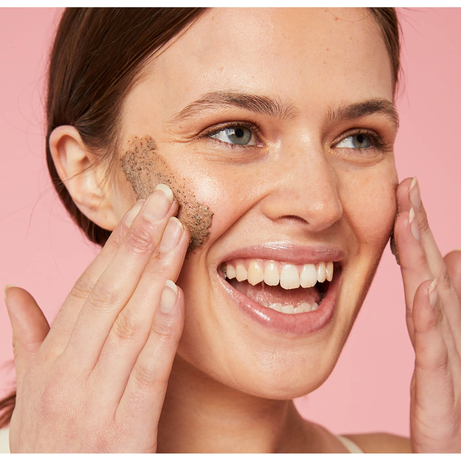 Artikel klicken und genauer betrachten! - Poliere deine Haut bis zur Perfektion mit Frank Body Original Face Scrub; eine verfeinernde Formel, die der Haut ein strahlendes, taufrisches Aussehen verleiht. | im Online Shop kaufen
