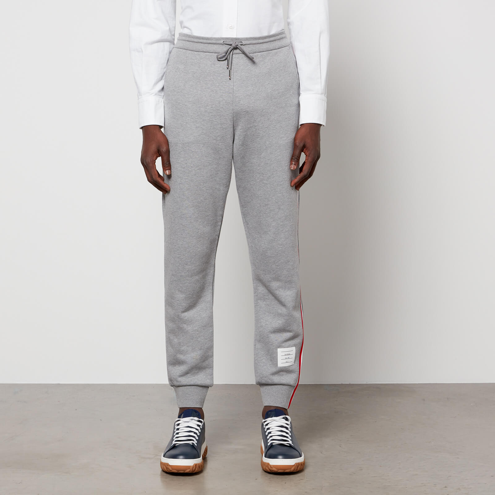 thom browne men's tricolour stripe classic sweatpants - light grey - 4/xl