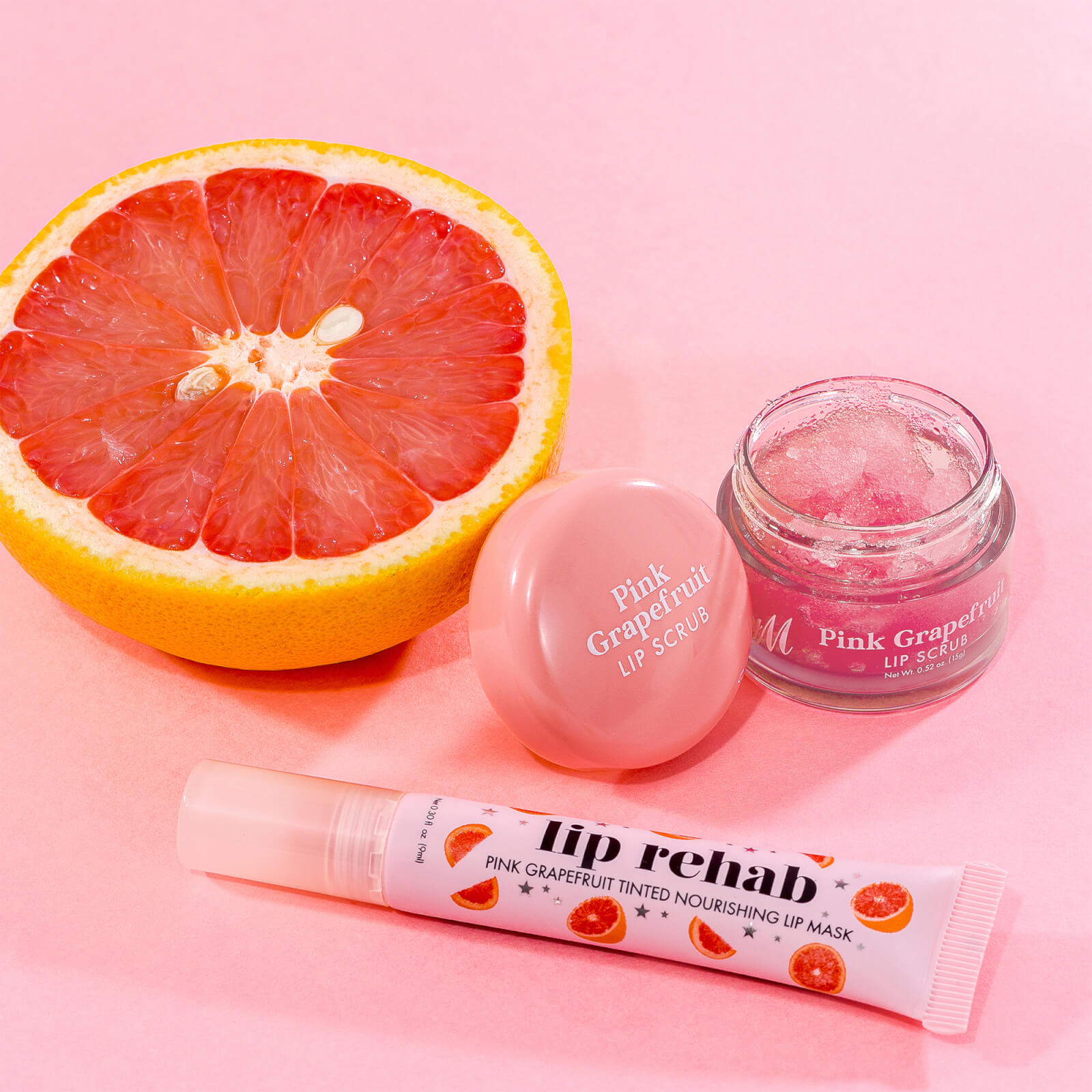 Artikel klicken und genauer betrachten! - The Barry M Cosmetics Lip Rehab Pink Grapefruit Tinted Nourishing Lip Mask seeks to hydrate and soothe dry lips. Infused with a rich blend of hemp seed oil, vitamin E and grapefruit essential oil, the comforting formula helps to protect your lips, promoting a soft and smooth appearance while delivering a subtle pink tint. | im Online Shop kaufen
