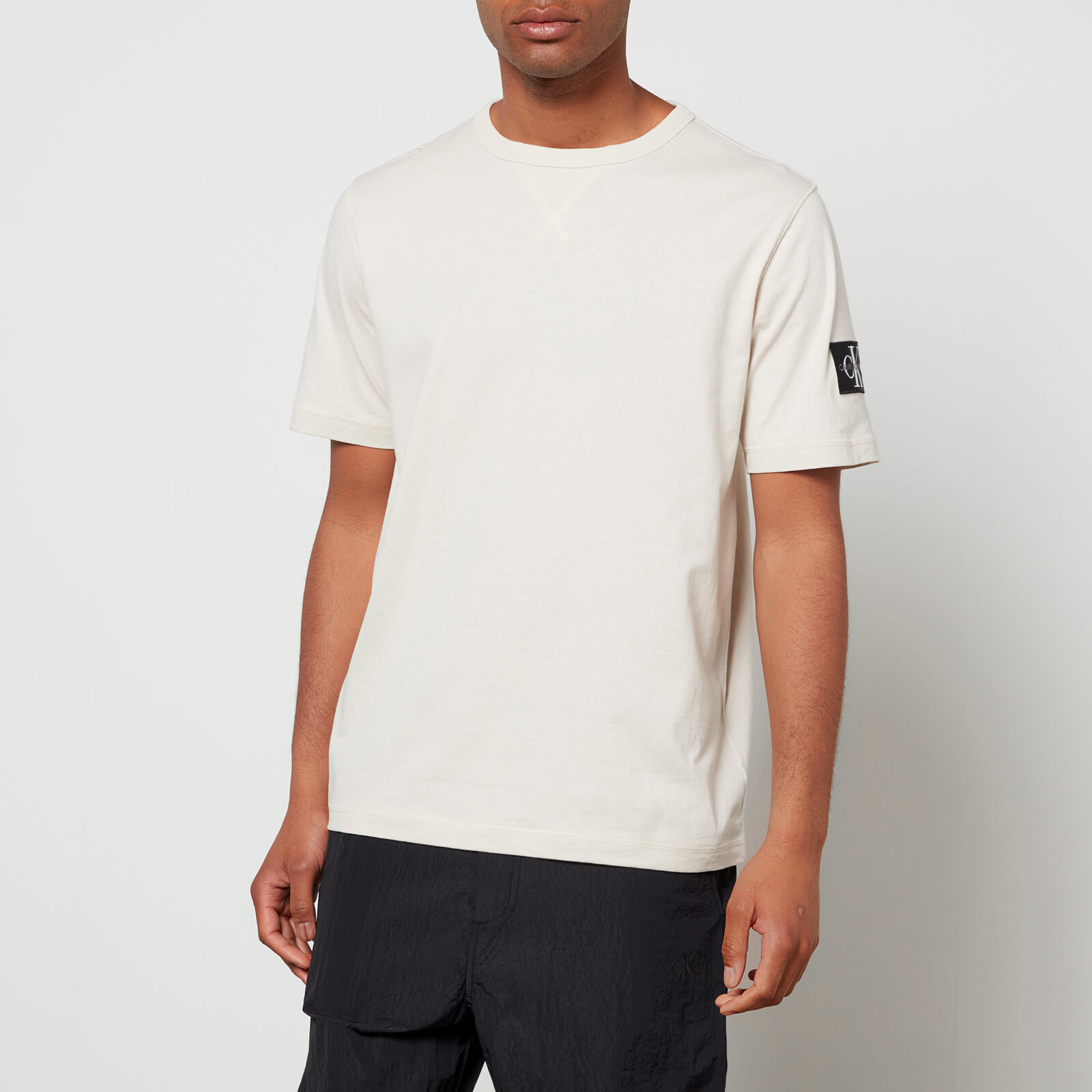 Calvin Klein Jeans Men's Monogram Sleeve Badge T-Shirt - Eggshell - S