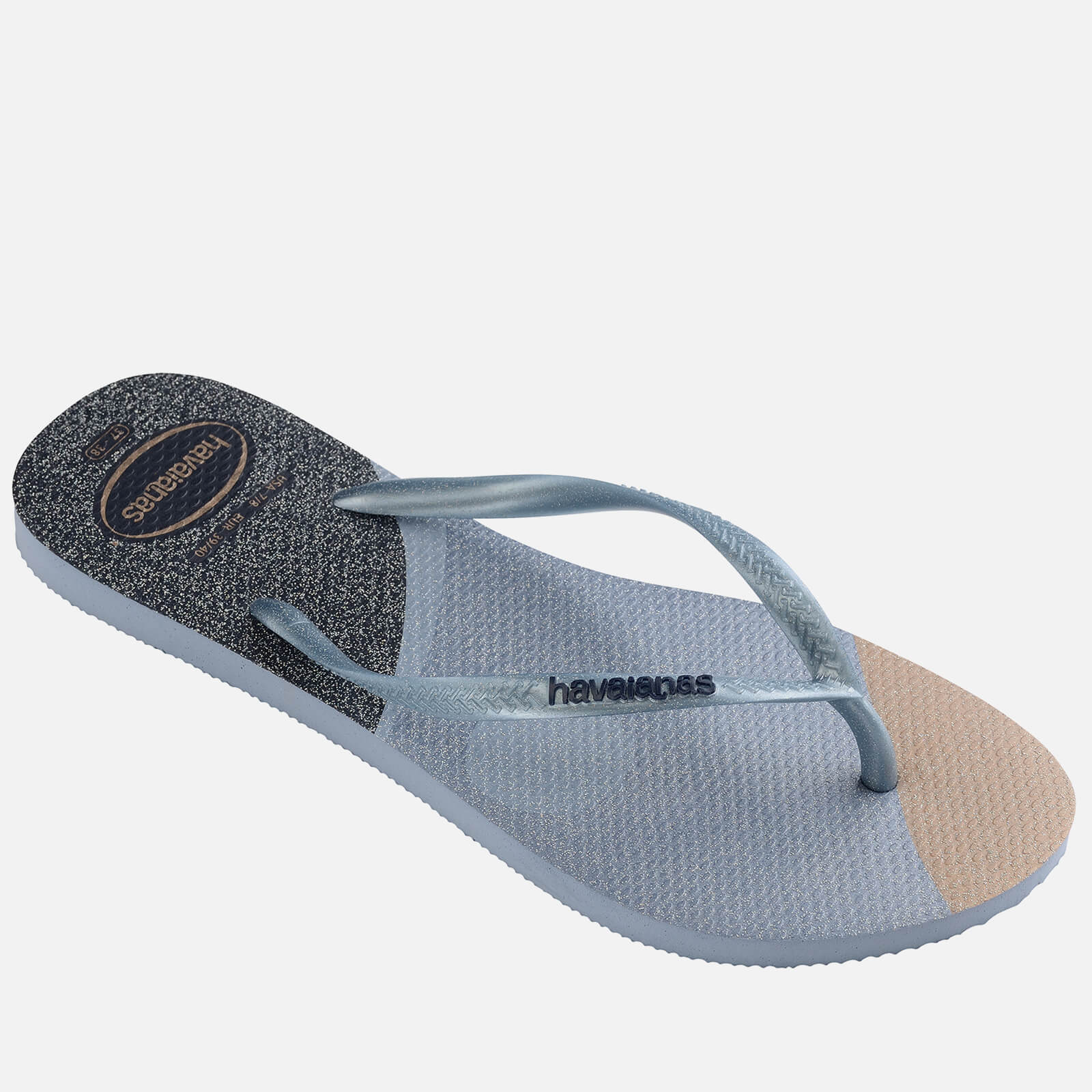 Artikel klicken und genauer betrachten! - A high-summer essential, the Havaianas Palette Glow flip flops flaunt metallic blue straps and multicoloured rubber soles that offer optimum comfort and poolside grip. Pair yours with everything from jeans to dresses and swimwear throughout the warmer seasons. | im Online Shop kaufen