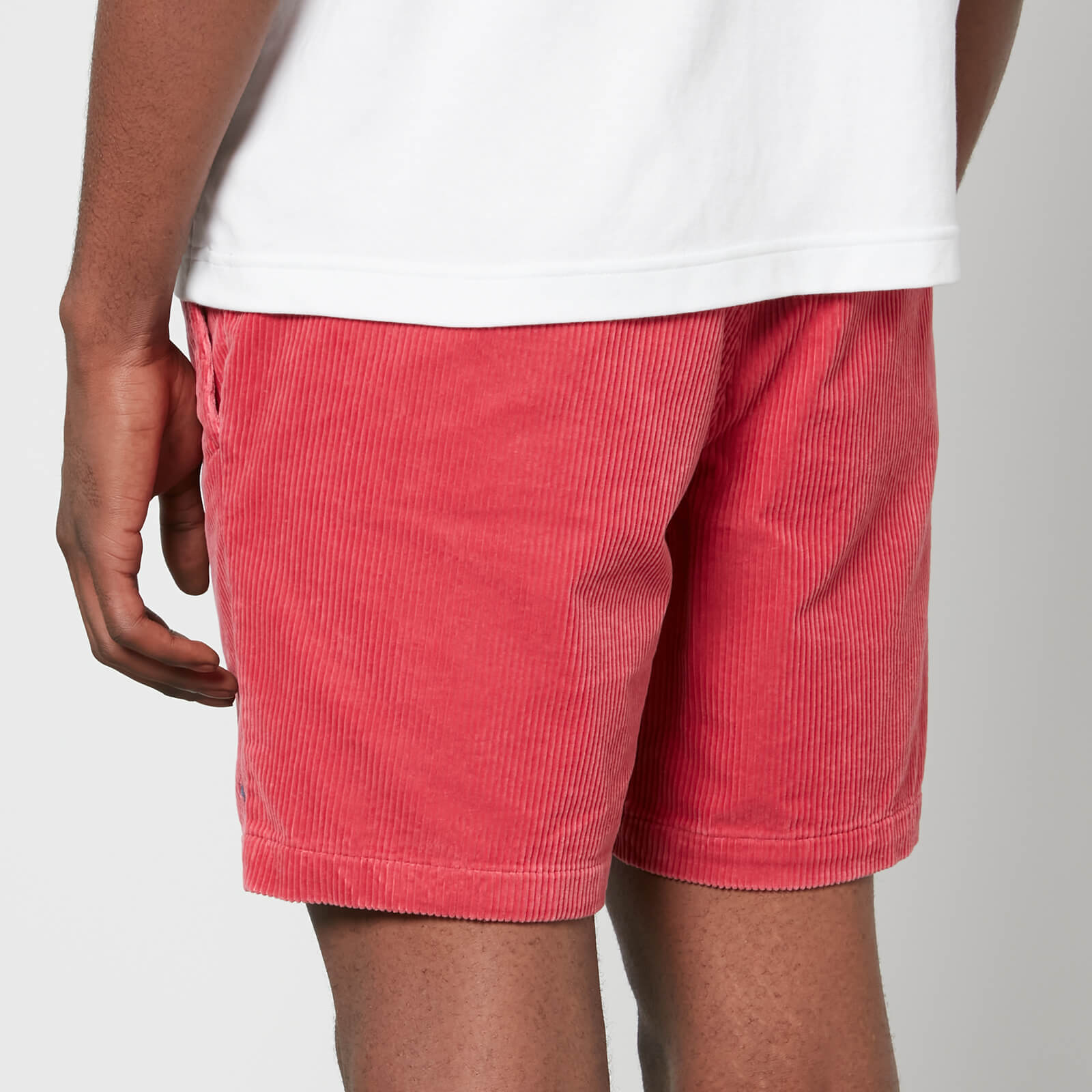 Artikel klicken und genauer betrachten! - Die Shorts Polo Prepster präsentieren sich mit einer traditionelle Silhouette, die durch einen bequemen Tunnelzugbund neu interpretiert wird. Diese Version aus breit geripptem Kordsamt erinnert an klassische Designs. Klassische Passform: sitzt auf der Taille. Legere Passform am Bein. Alle Größen haben eine Schrittlänge von 15,2 cm. Größe M hat einen Taillenumfang von 81,3 cm, der sich auf 96,5 cm erweitern lässt, sowie eine Leibhöhe von 28,6 cm. | im Online Shop kaufen
