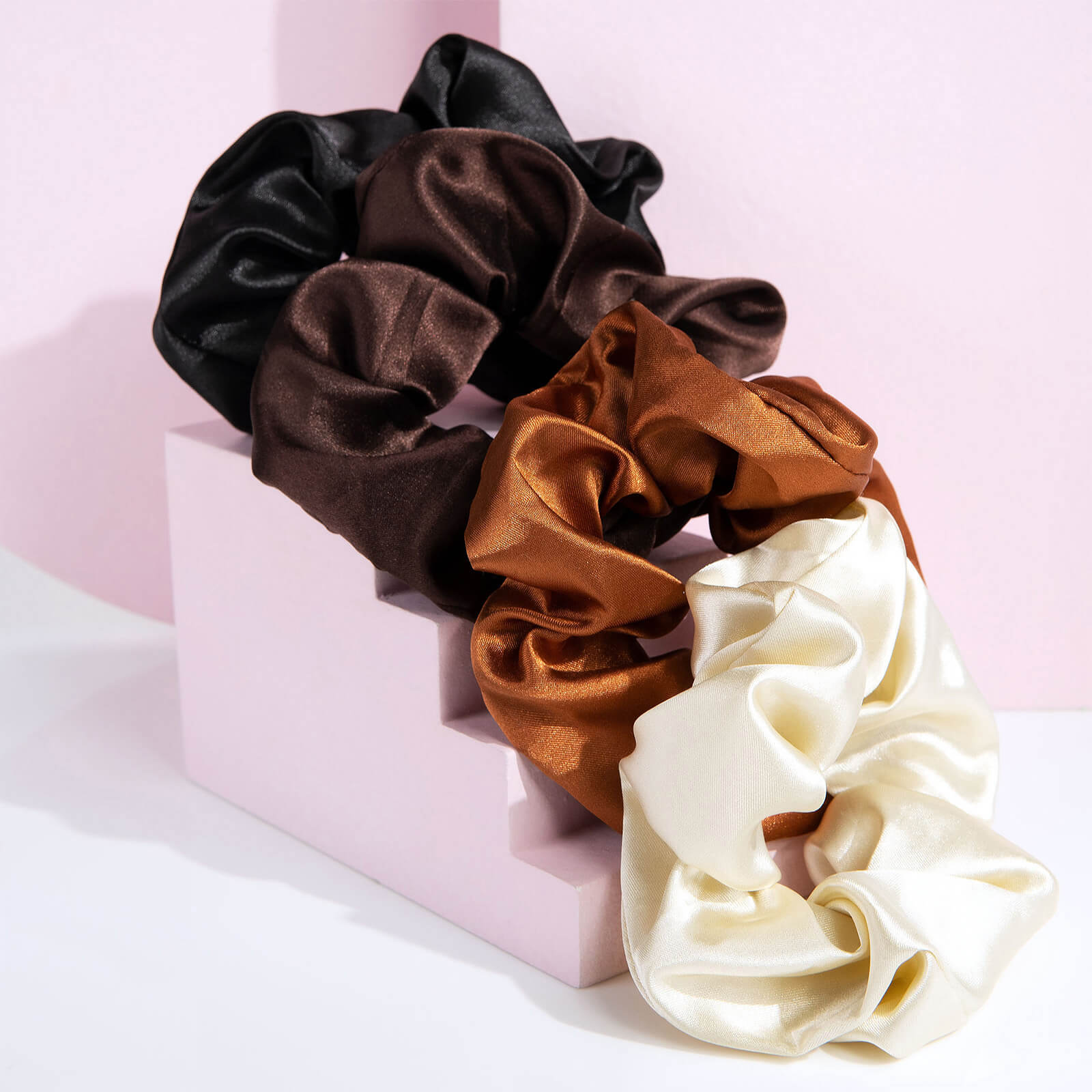 Artikel klicken und genauer betrachten! - Arriving in an assortment of stylish nude shades, Brushworks’ Satin Scrunchies work to style and secure your hair firmly into place.  The ultra-lightweight scrunchies are crafted with a satin fabric to help minimise friction and the risk of breakage. An elasticated stretch works to comfortably keep the lengths in place throughout the day. Suitable for all hair types and textures. | im Online Shop kaufen