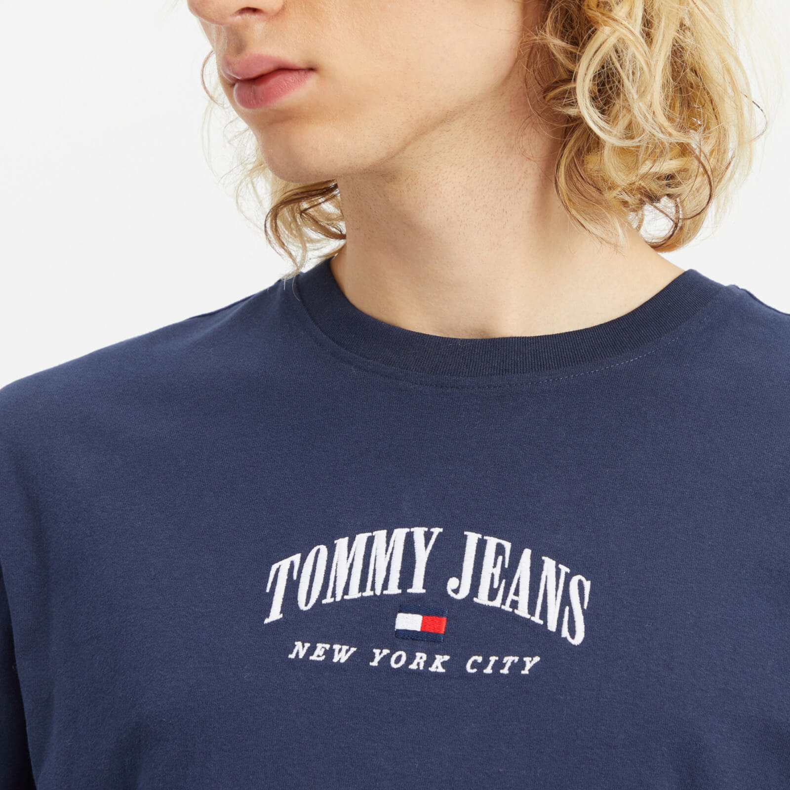 tommy jeans logo-embroidered organic cotton varsity t-shirt - s