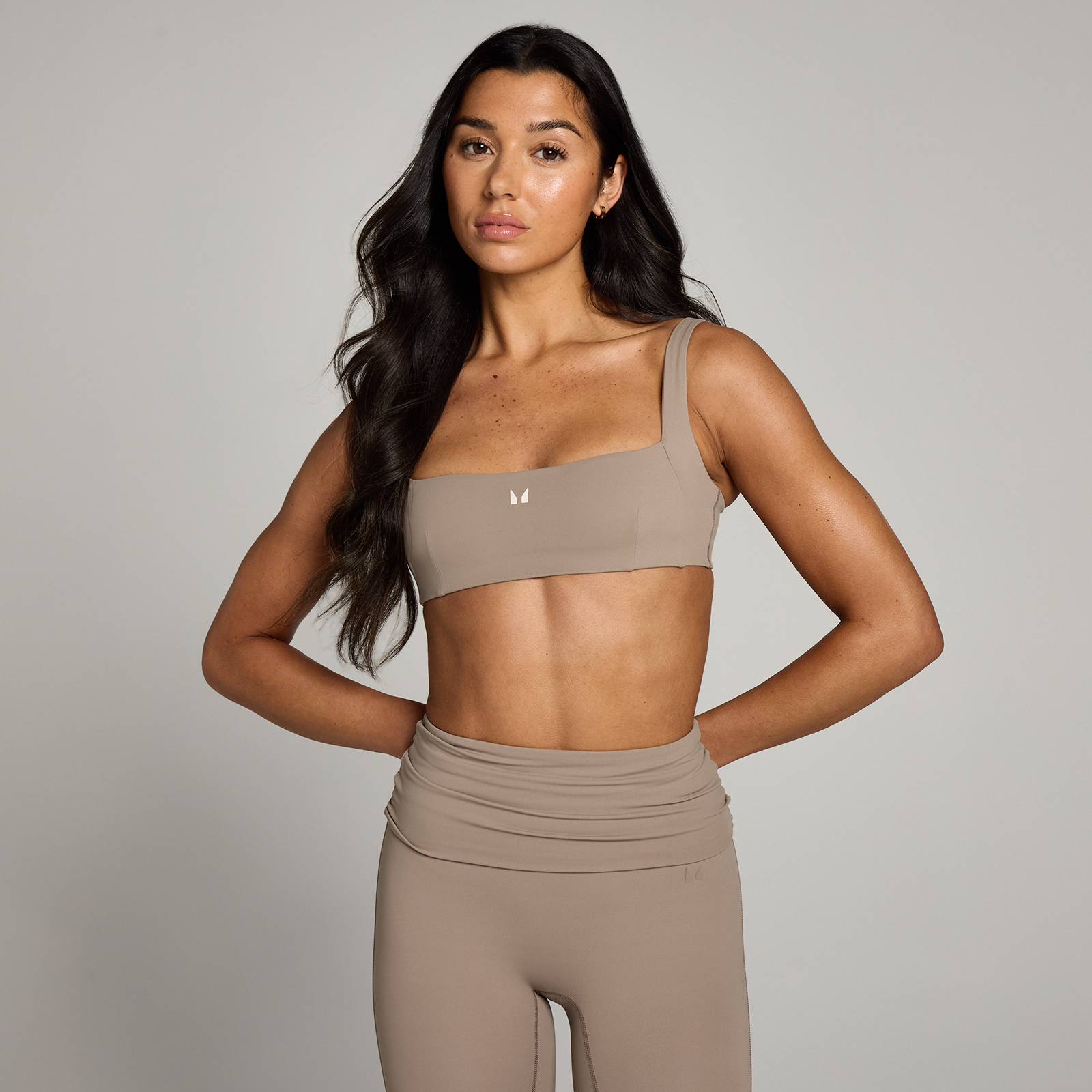 5059883378459 - Damen Studio Sport-BH mit offenem Rückenausschnitt – Helles Graubraun - S 5059883378459 - Damen Studio Sport-BH mit offenem Rückenausschnitt – Helles Graubraun - S