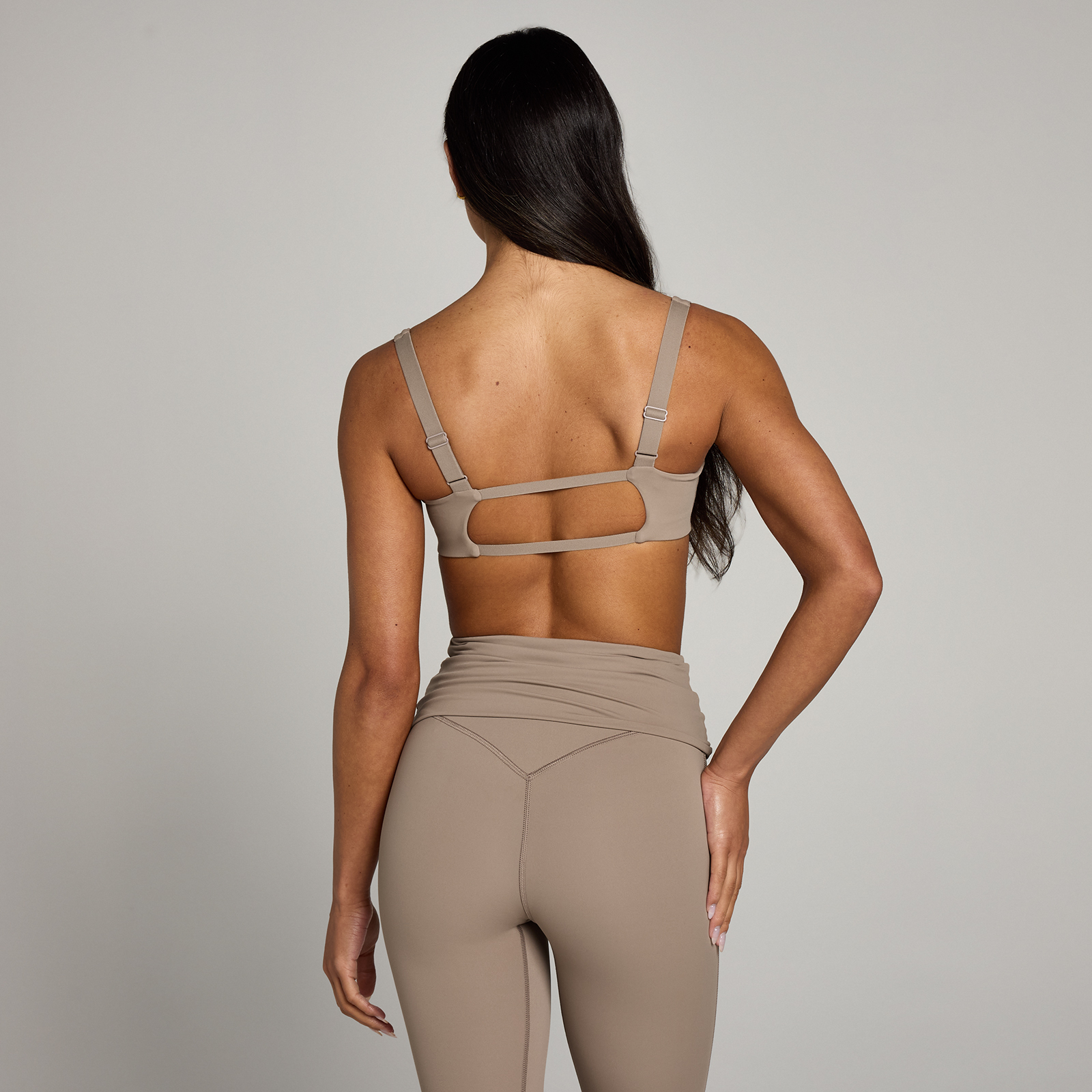 5059883378459 - Damen Studio Sport-BH mit offenem Rückenausschnitt – Helles Graubraun - S 5059883378459 - Damen Studio Sport-BH mit offenem Rückenausschnitt – Helles Graubraun - S