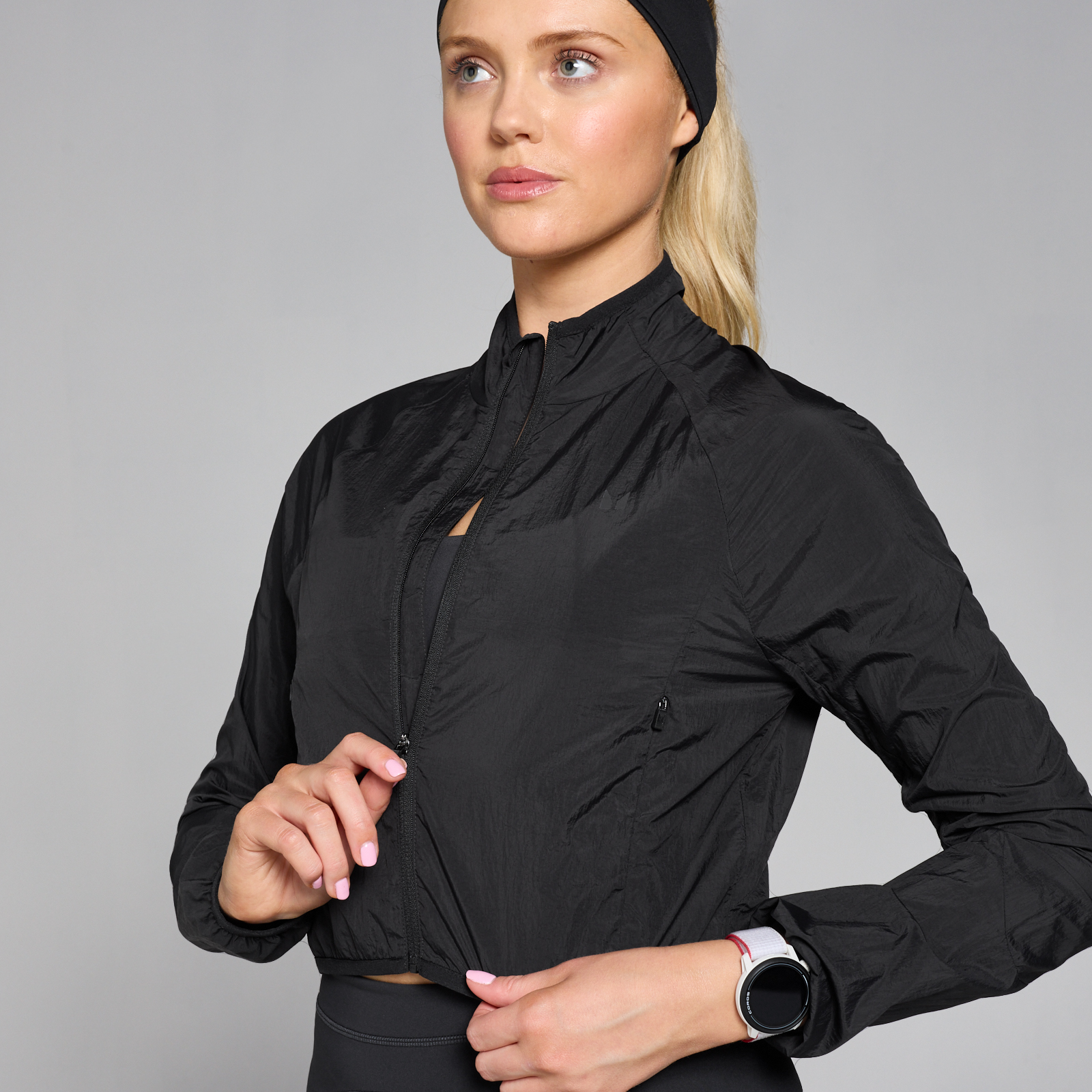 Thumbnail - MP Damen Velocity Slim Fit Crop-Windbreaker für Damen – Schwarz - XS