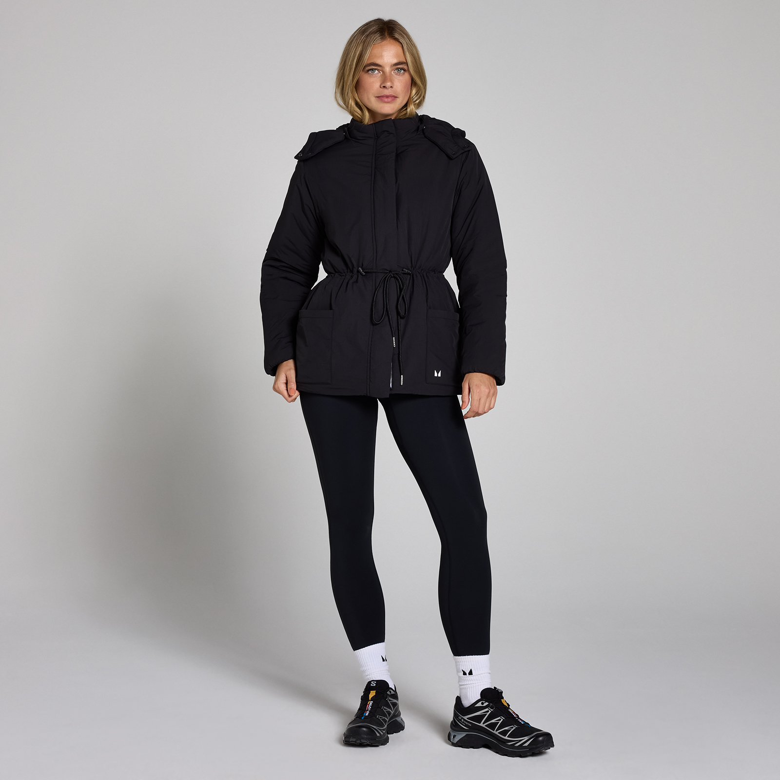 5059883385891 - Damen Kurze Jacke mit verstellbarem Bund – Schwarz - S 5059883385891 - Damen Kurze Jacke mit verstellbarem Bund – Schwarz - S