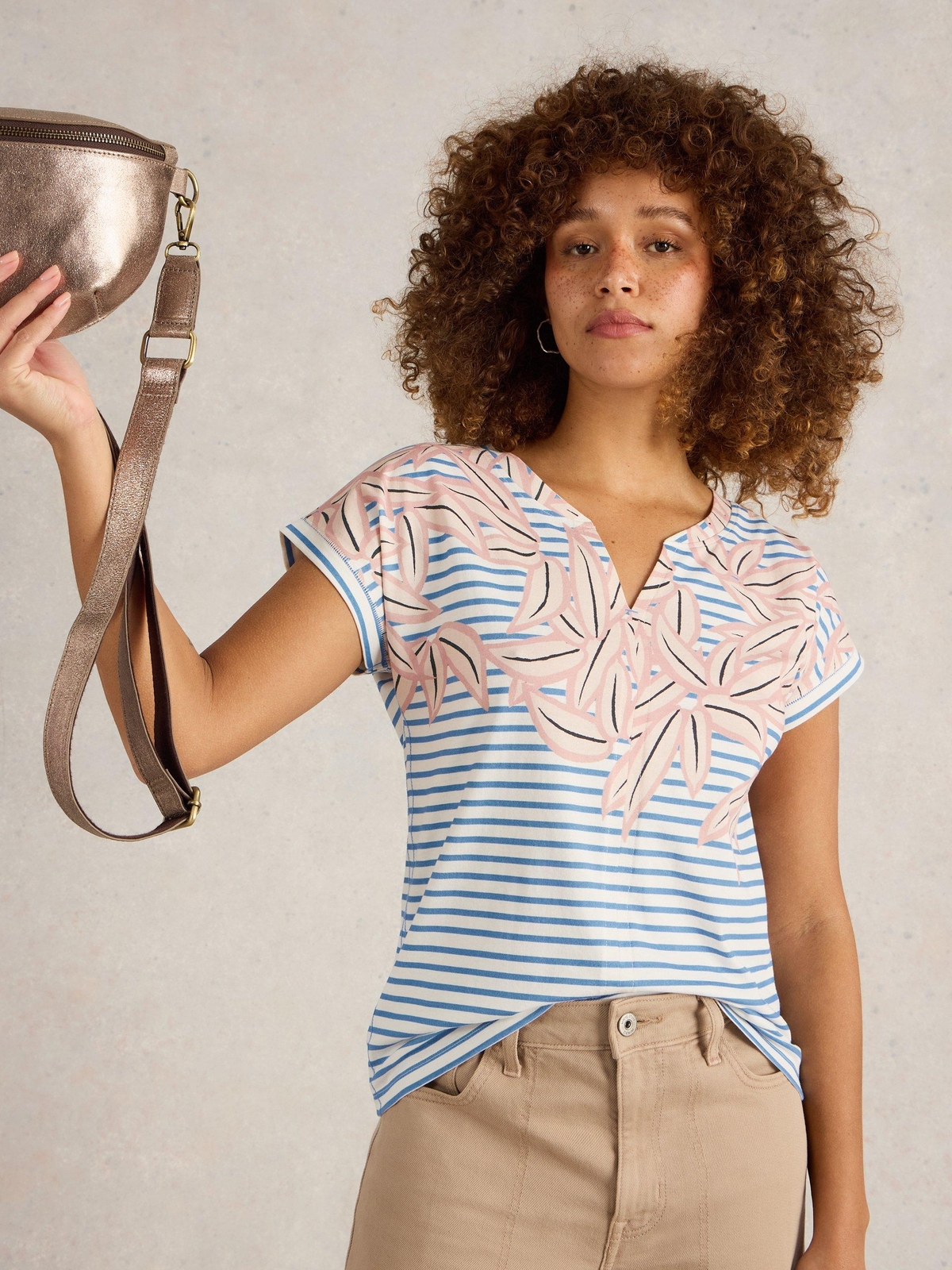 T-Shirt Nelly mit Keilausschnitt - 48