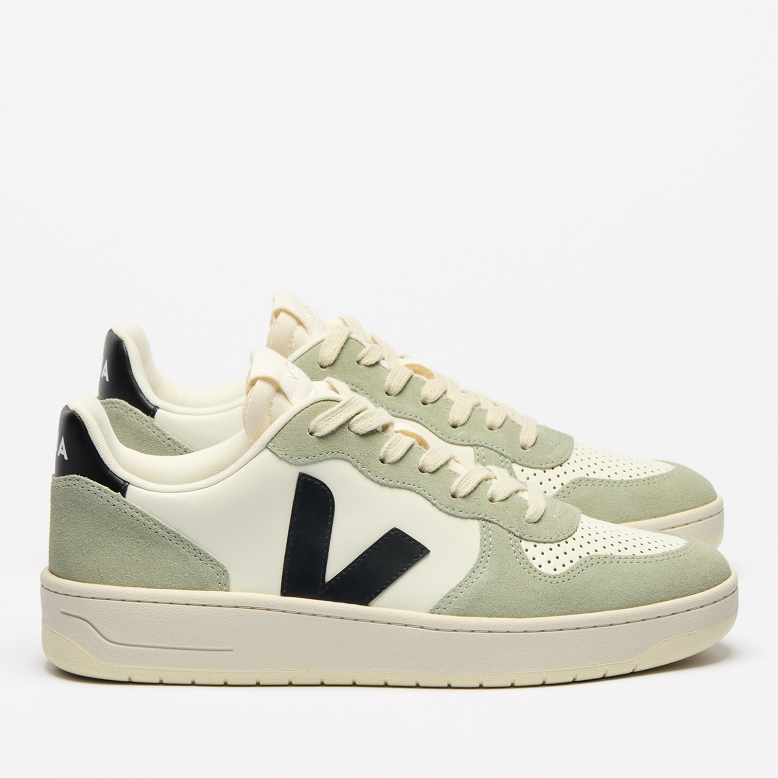 Veja Men's V-10 Leather Trainers - UK 11