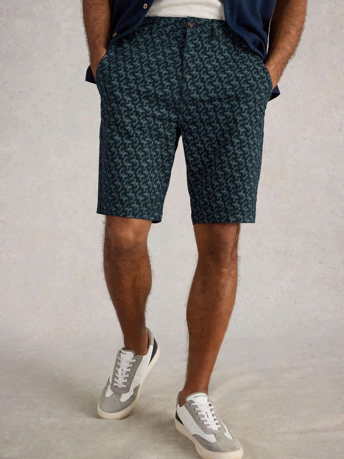 Chinoshorts mit Fischprint - 32/R