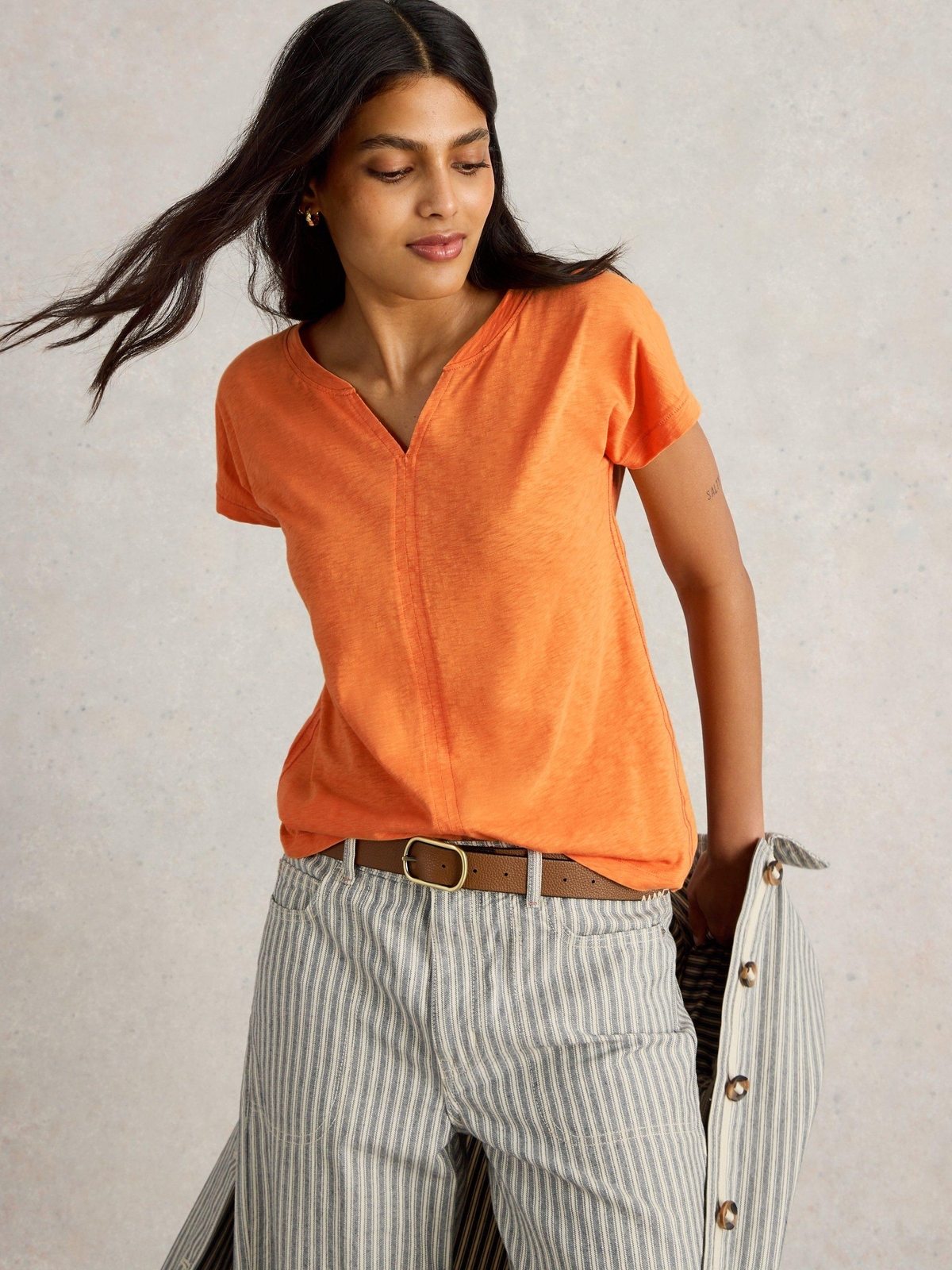 T-Shirt Nelly mit Keilausschnitt - 38
