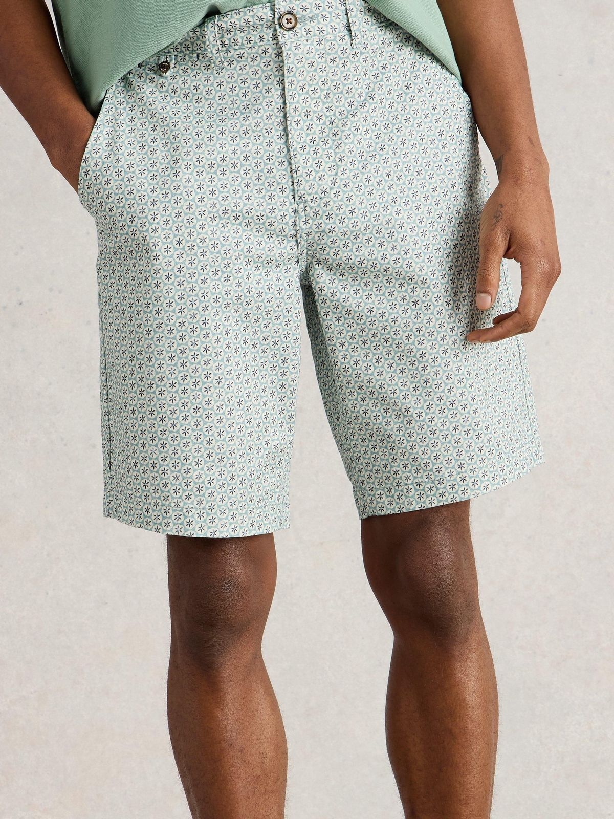Chinoshorts mit Geoprint - 32/R