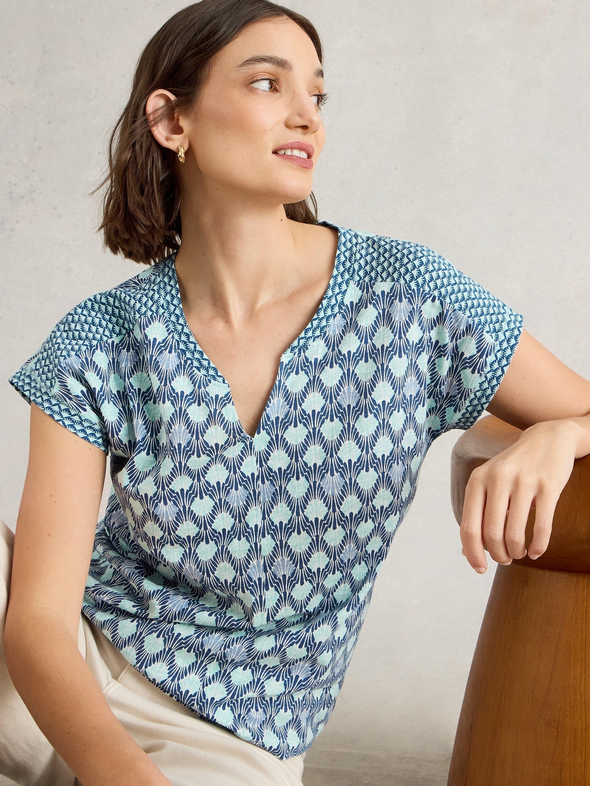 T-Shirt Nelly mit Keilausschnitt - 34