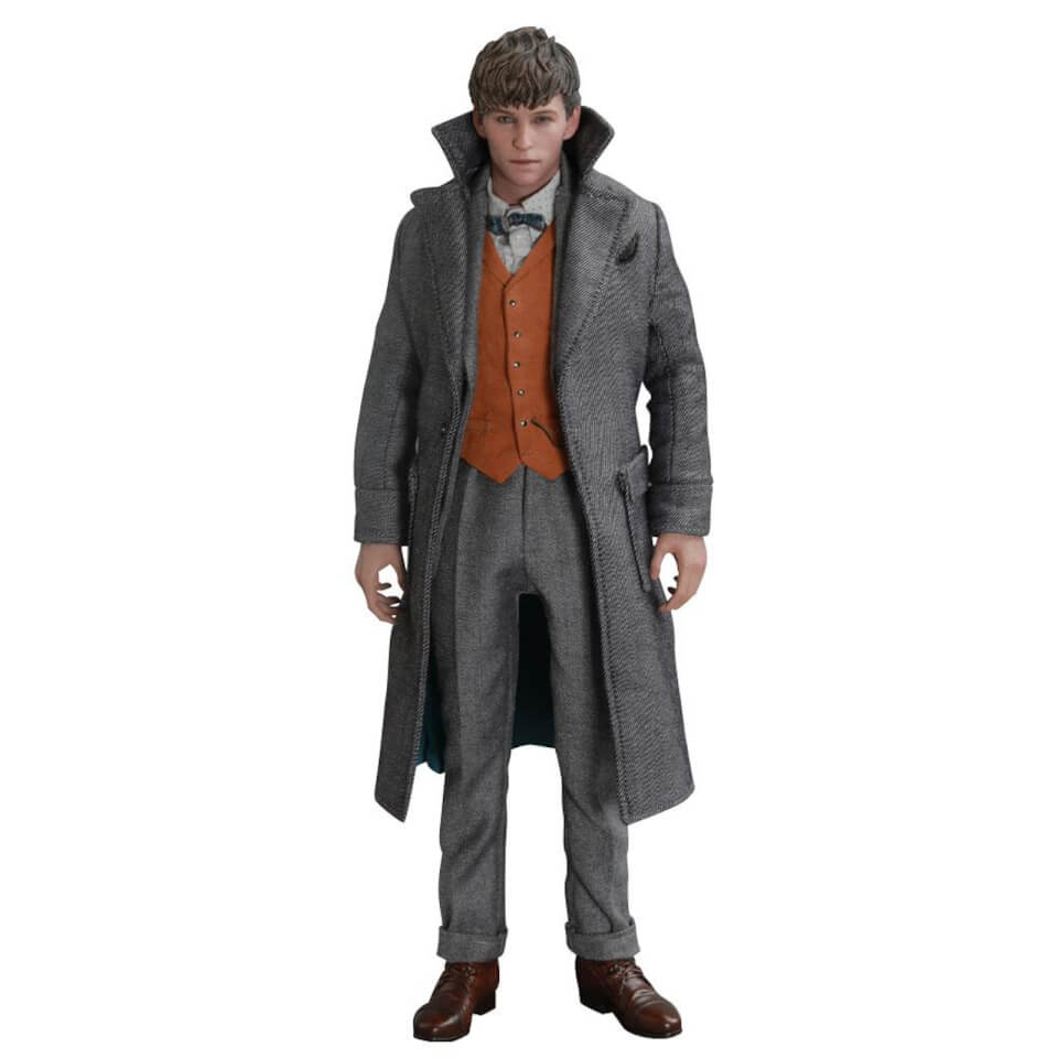 Hot Toys Movie Masterpiece 1/6 Scale Fully Poseable Figure: Fantastic Beasts: The Crimes of Grindelwald - Newt Scamander (with Bonus Accessory)