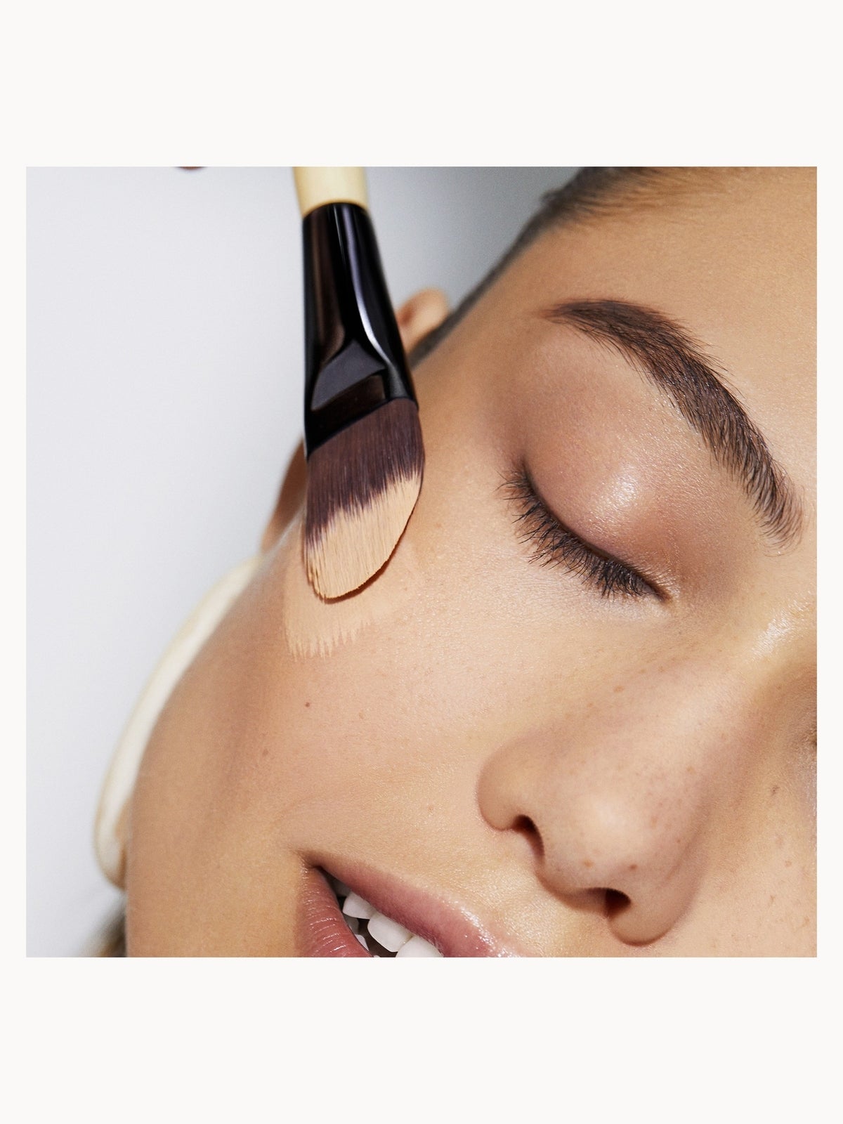 Bobbi Brown Foundation Brush 2