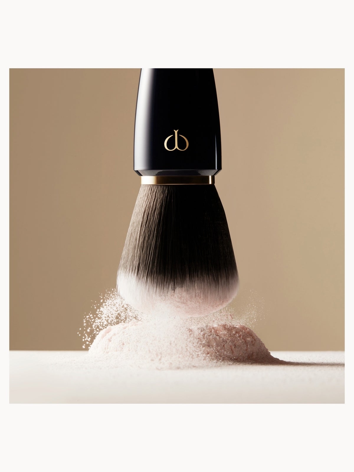 Clé de Peau Beauté Powder Brush 2