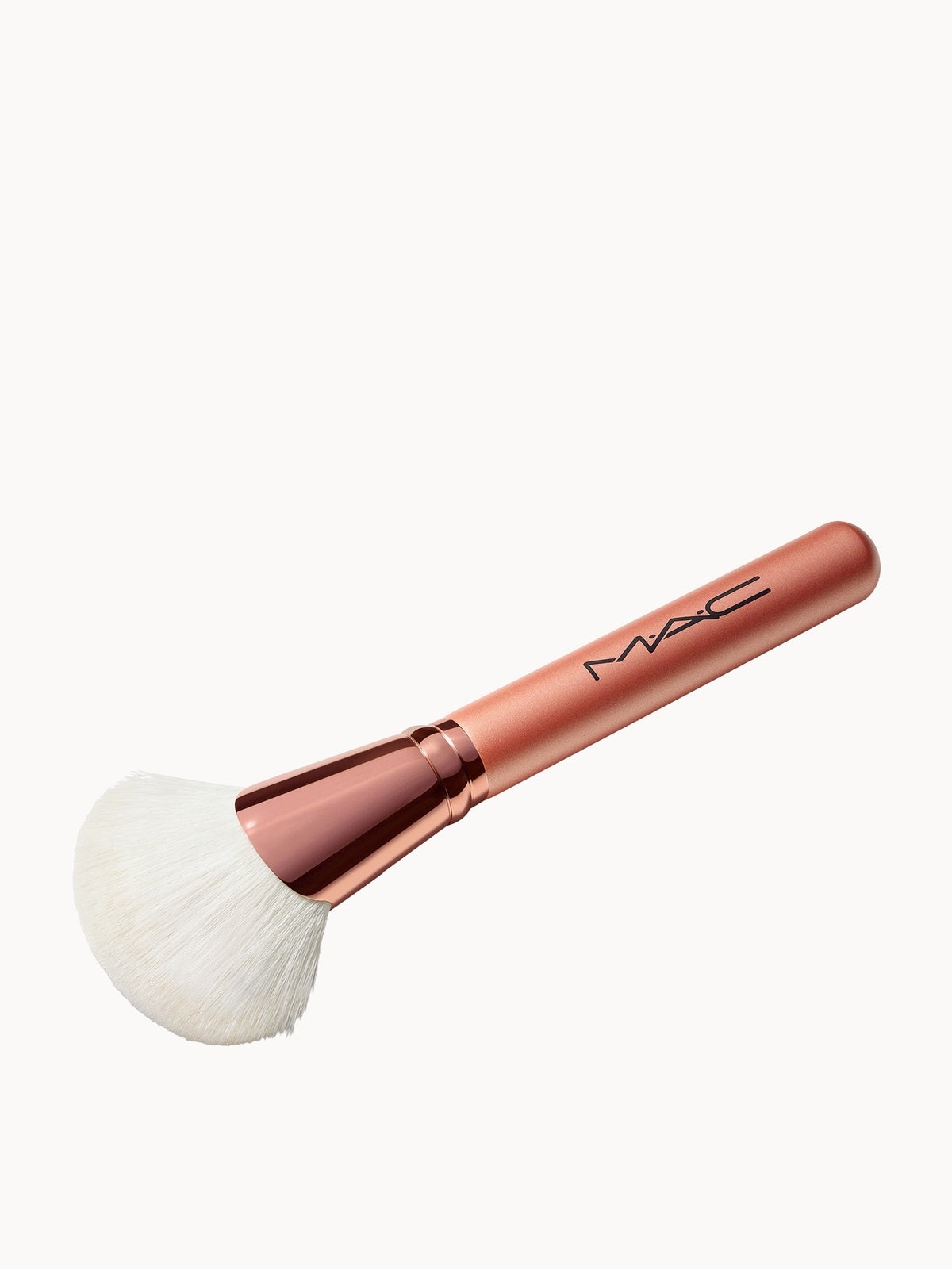 MAC 143S Bronzer Fan Brush, photo 3