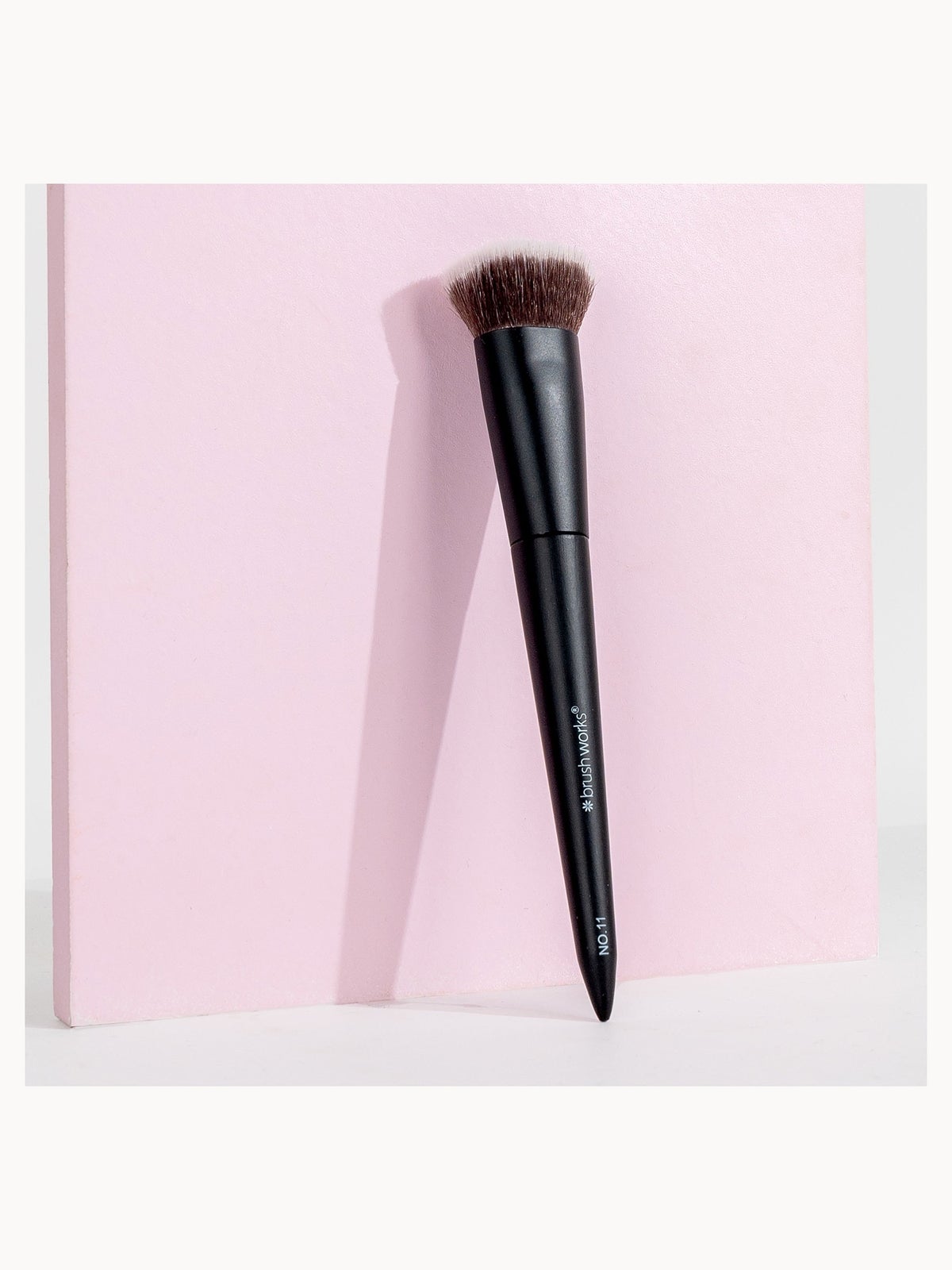 brushworks No. 11 Flat Top Contour Brush 3