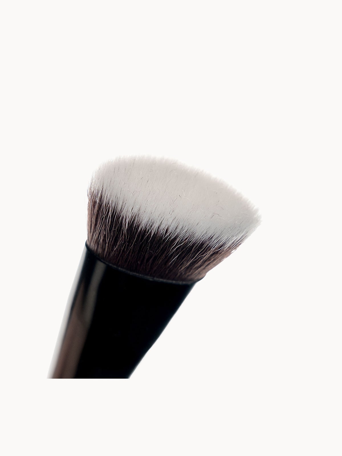 brushworks No. 11 Flat Top Contour Brush 4