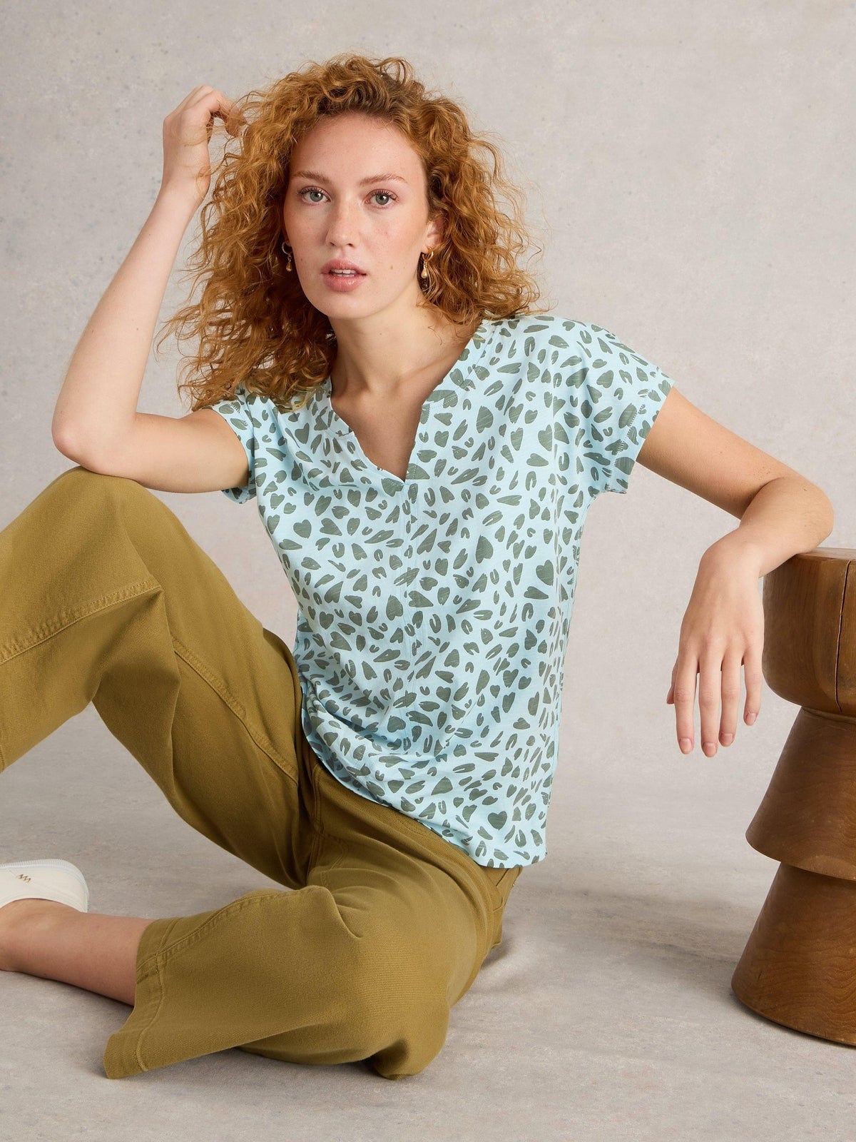 Nelly T-shirt mit Keilausschnitt - 34