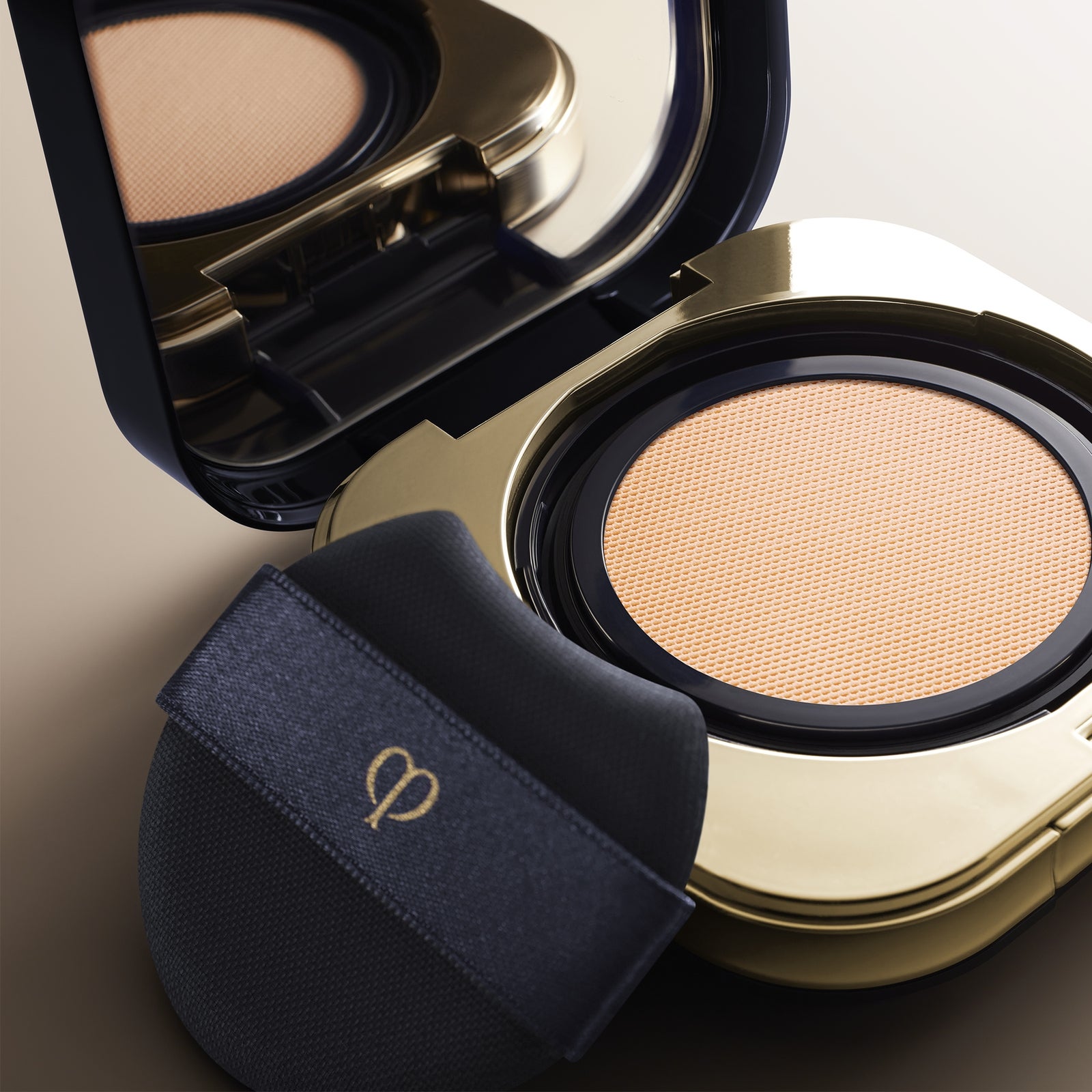 Clé De Peau Beauté Radiant Cushion Foundation Natural 28ml (Various Shades) - BF10R 4