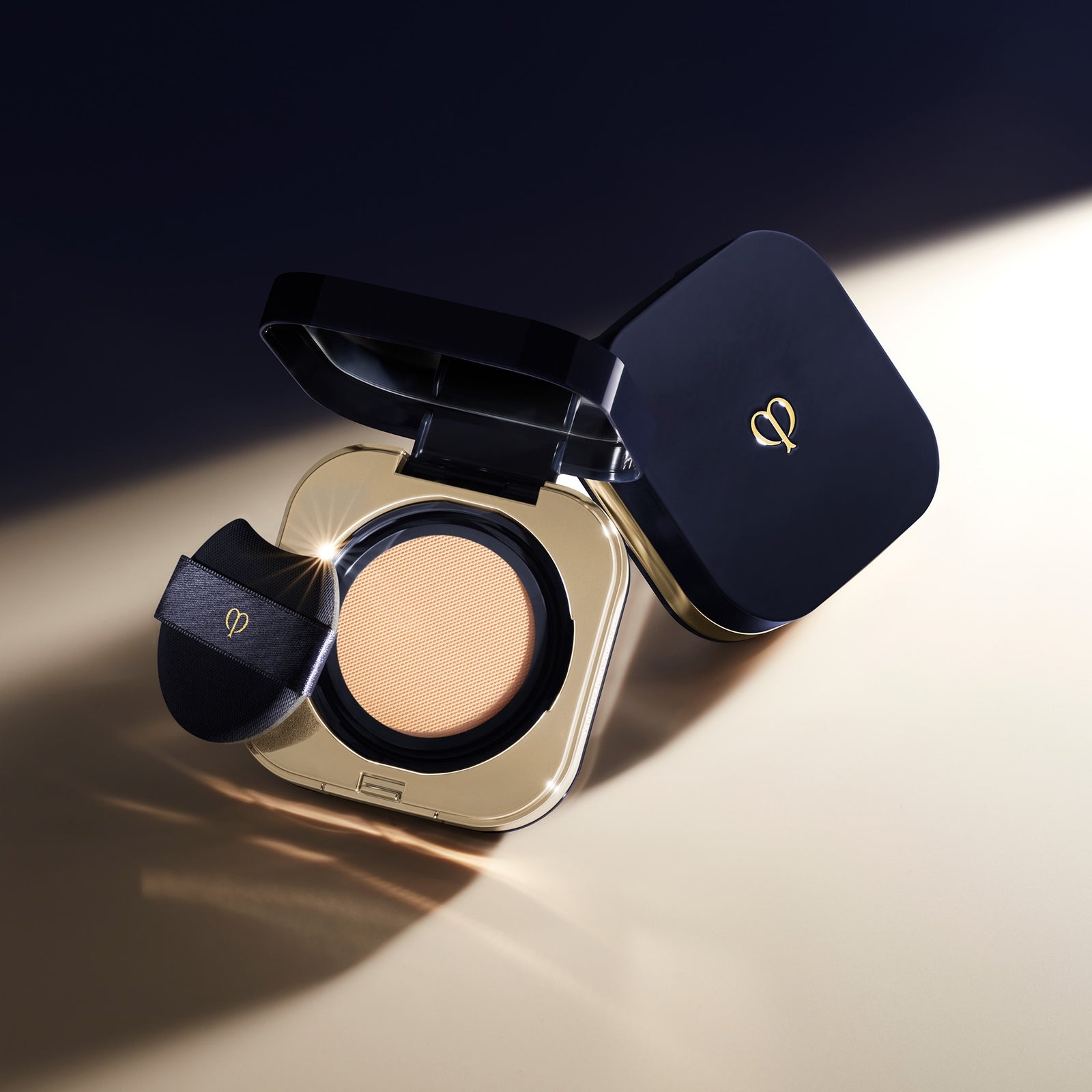 Clé De Peau Beauté Radiant Cushion Foundation Natural 28ml (Various Shades) - BF00R 3