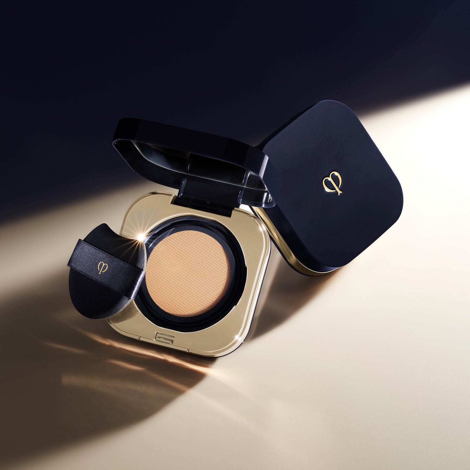 Clé De Peau Beauté Radiant Cushion Foundation Natural 28ml (Various Shades) - BF20R 3