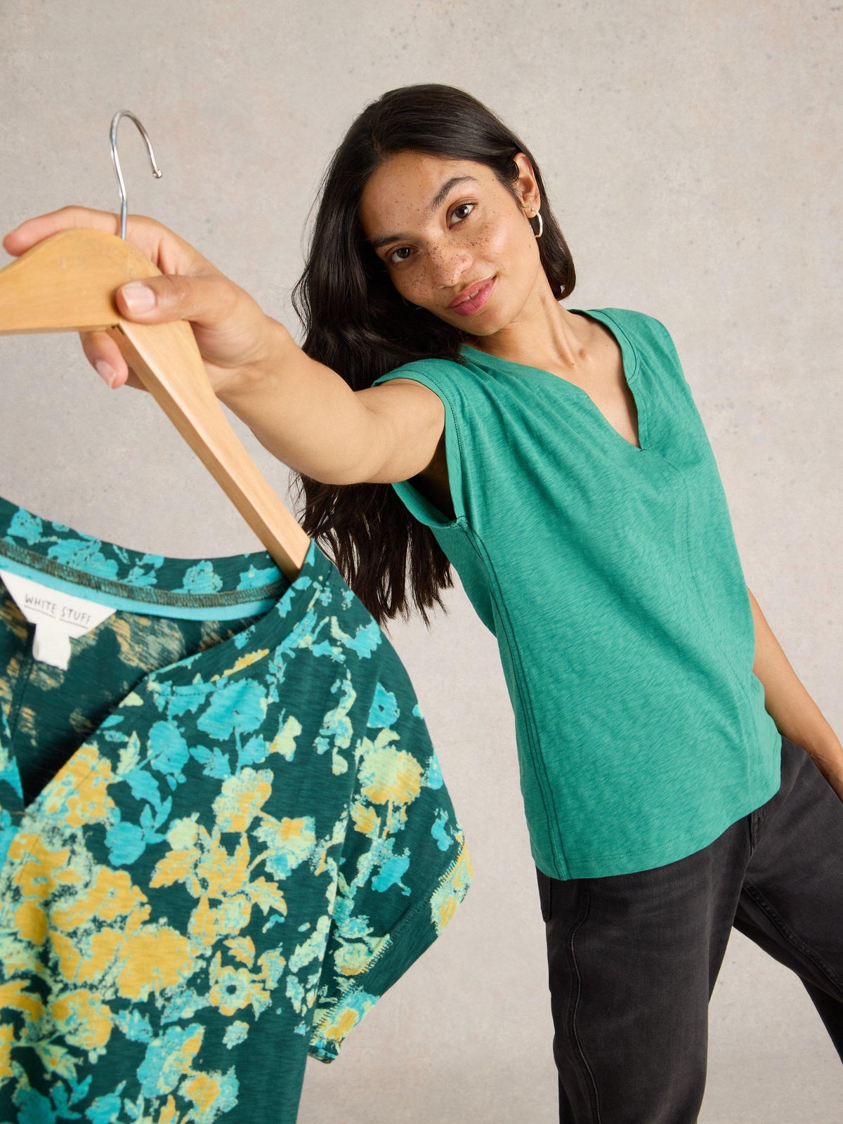 T-Shirt Nelly mit Keilausschnitt - 34