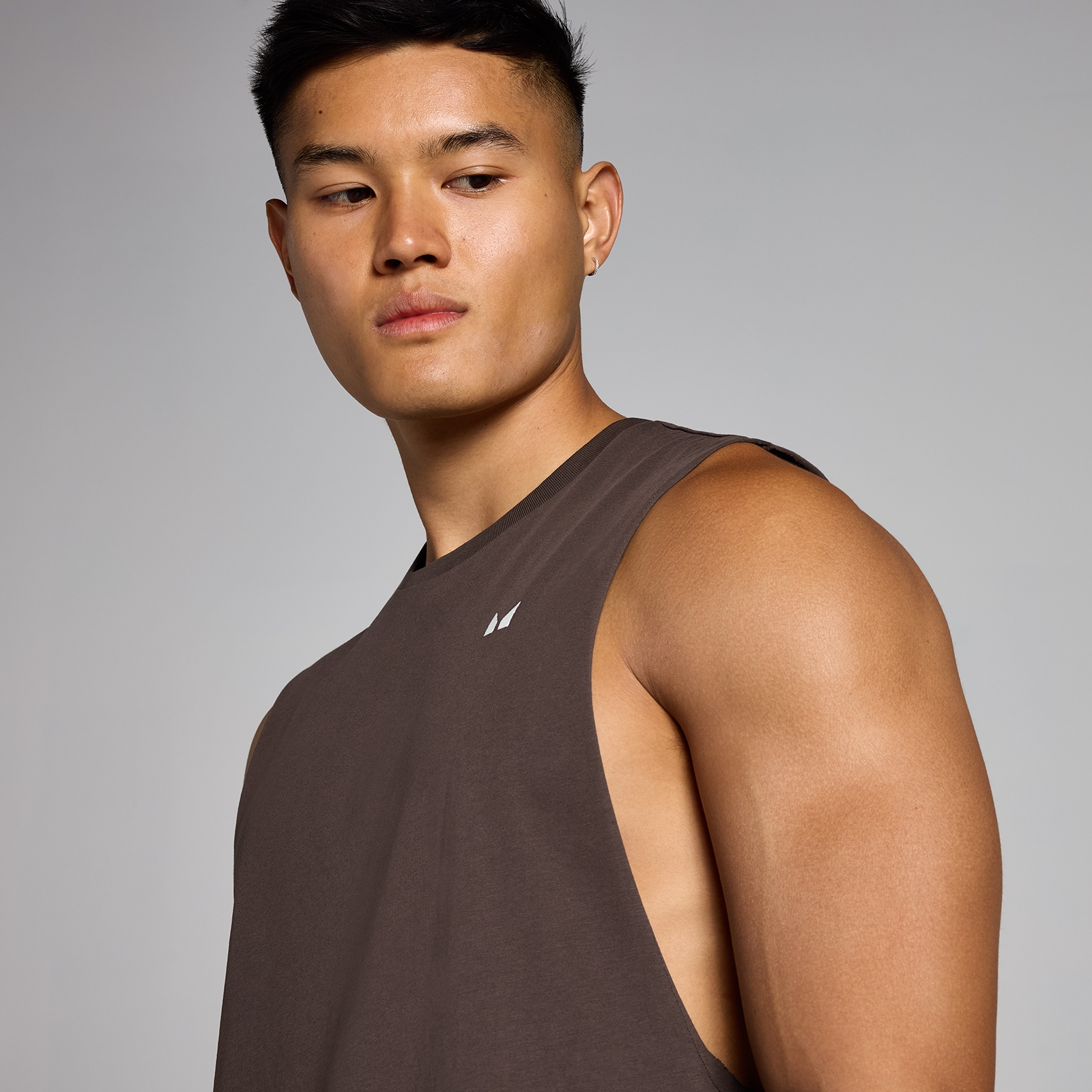 Thumbnail - MP Herren Rest Day Tanktop mit weitem Armausschnitt – Schokolade - M