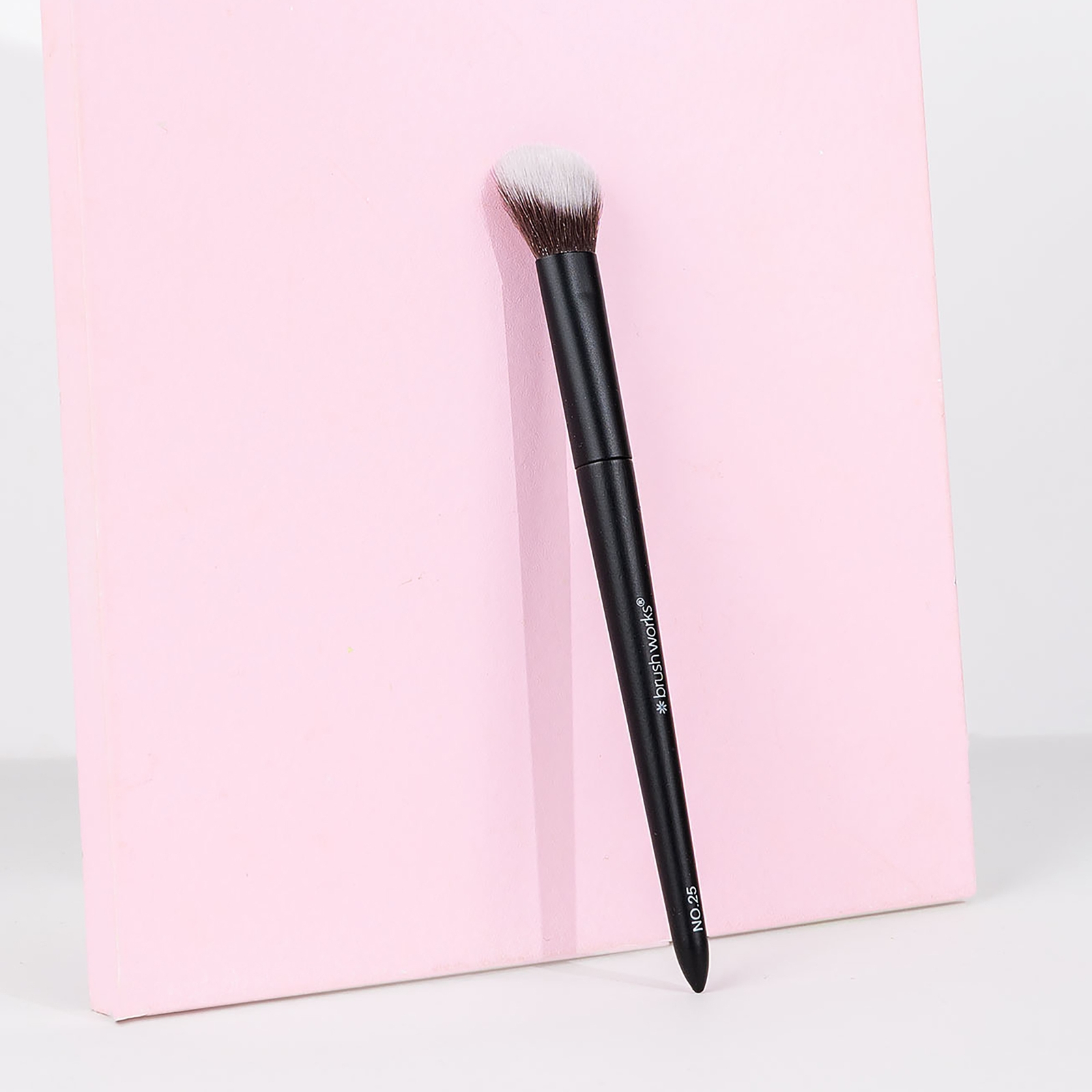 Thumbnail - brushworks No. 25 Brightening Concealer Brush