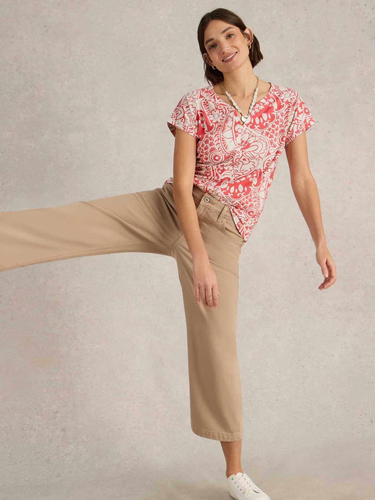 T-Shirt Nelly mit Keilausschnitt - 46