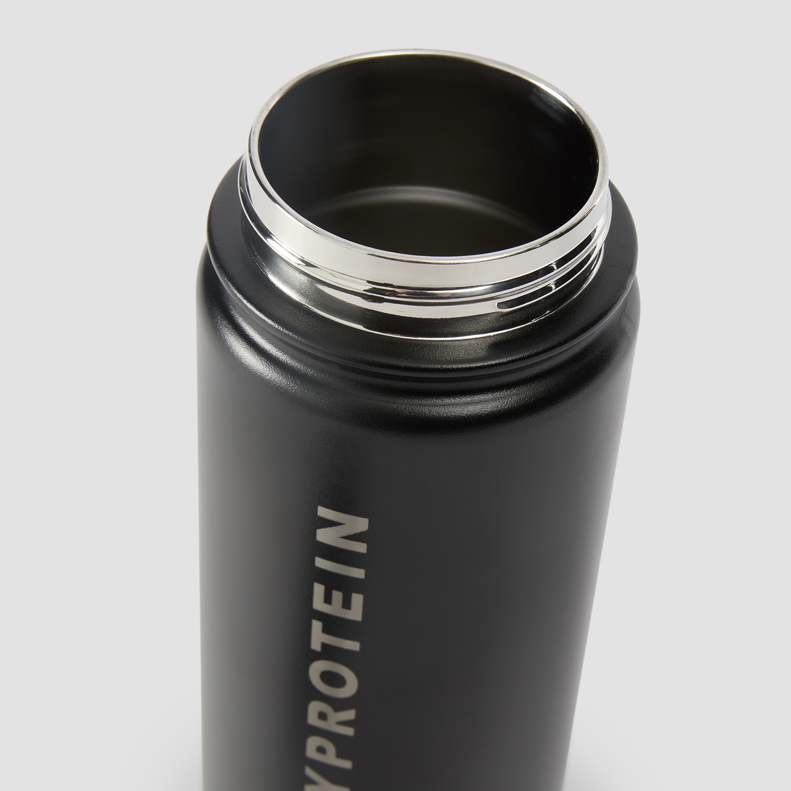 Thumbnail - Myprotein Flip-Trinkhalmflasche aus recyceltem Metall, 500 ml – Schwarz