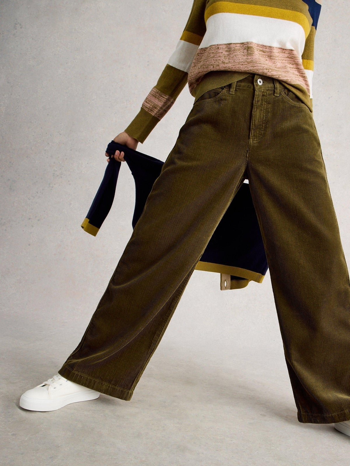 Kordhose Ayla mit weitem Bein - 48