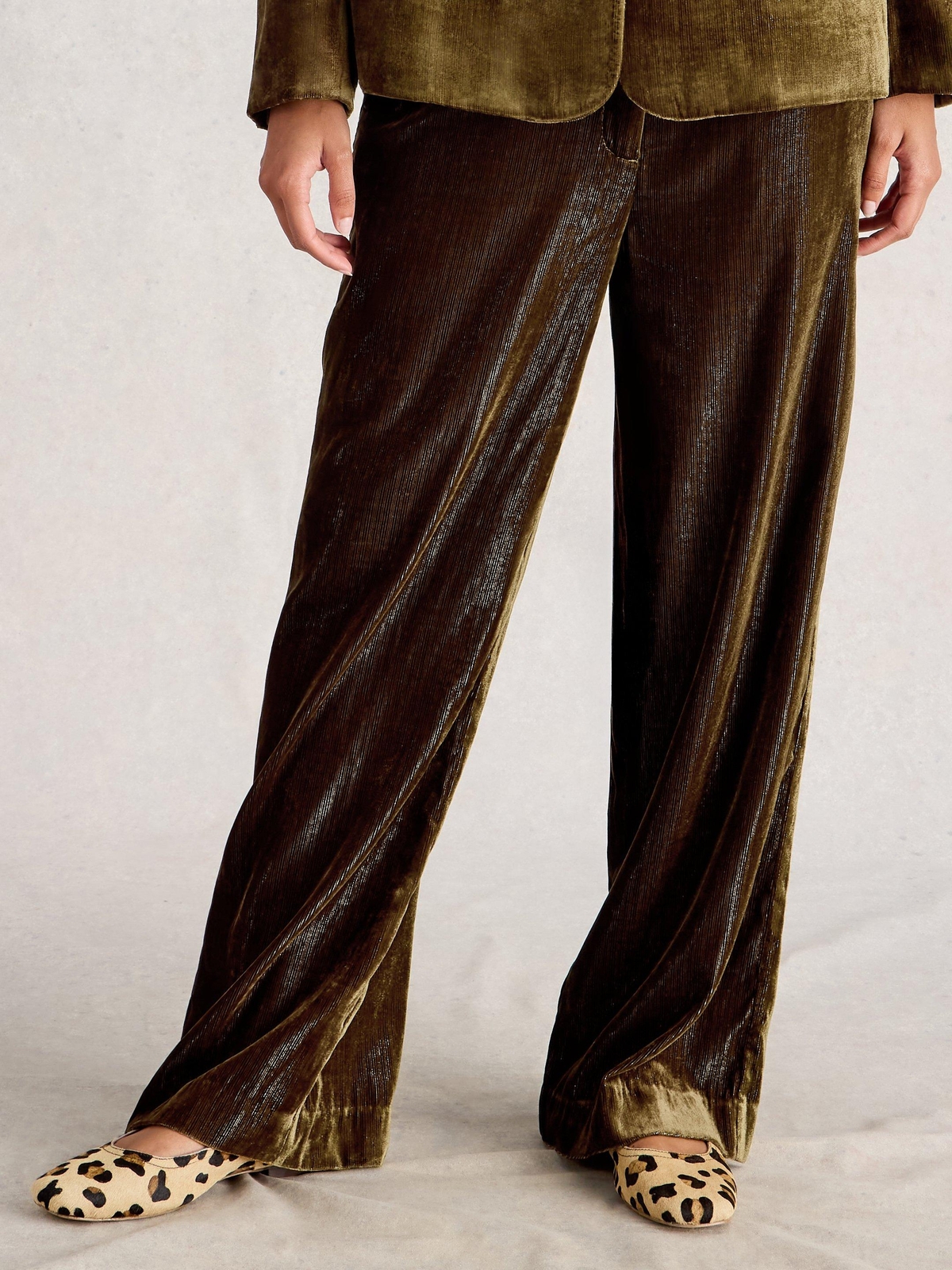 Samthose Belle mit weitem Bein - 50/R