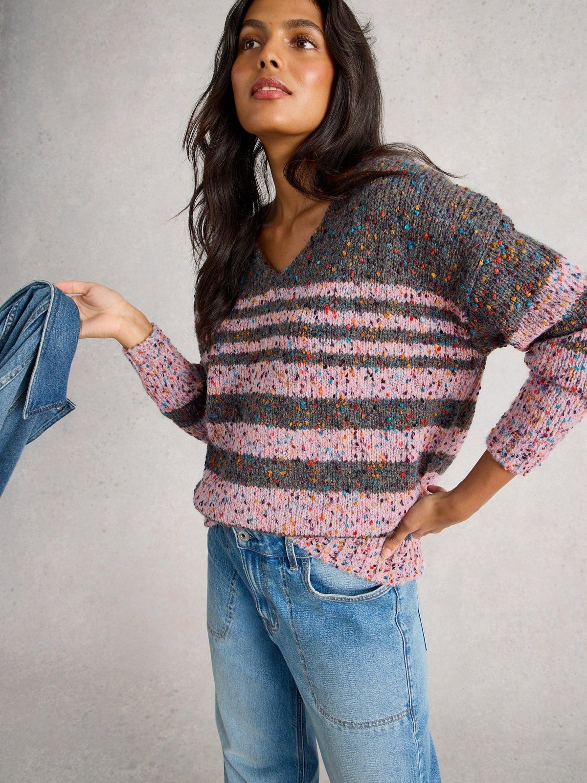 Gestreifter Pullover mit V-Ausschnitt - 46
