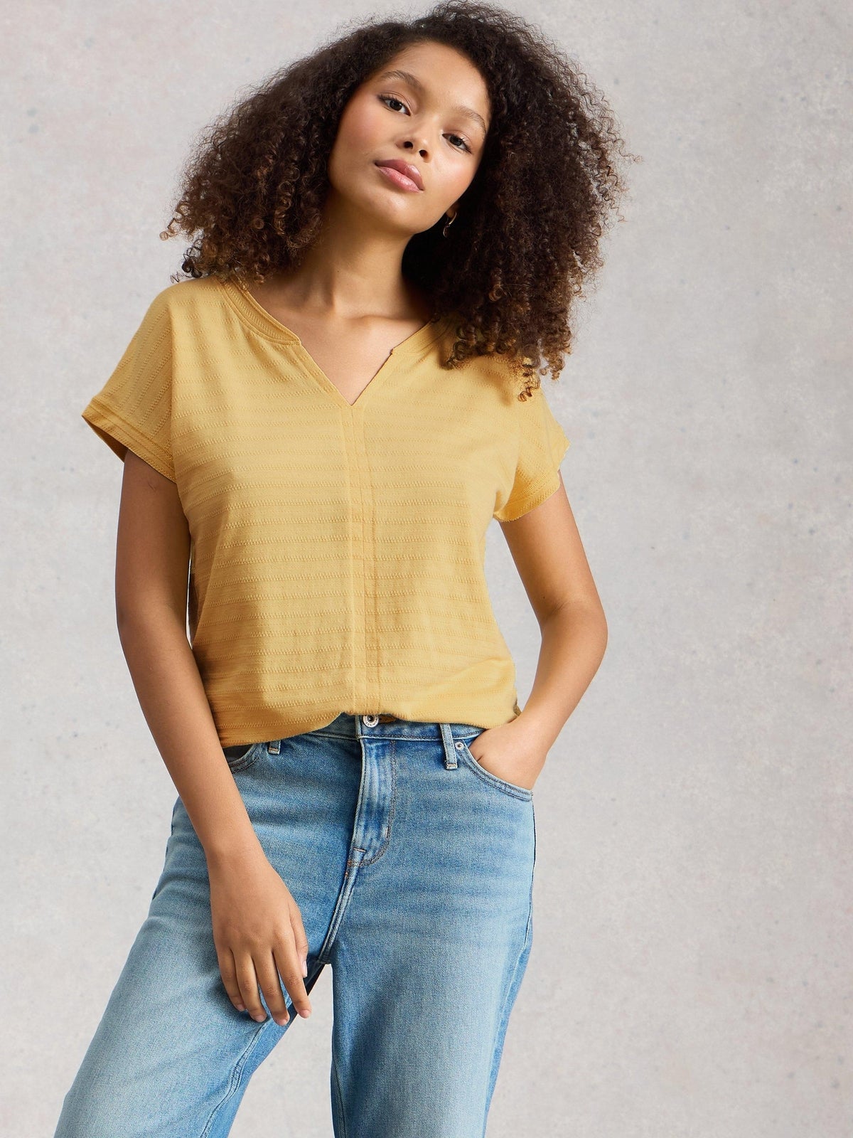 T-Shirt Nelly mit Keilausschnitt - 48