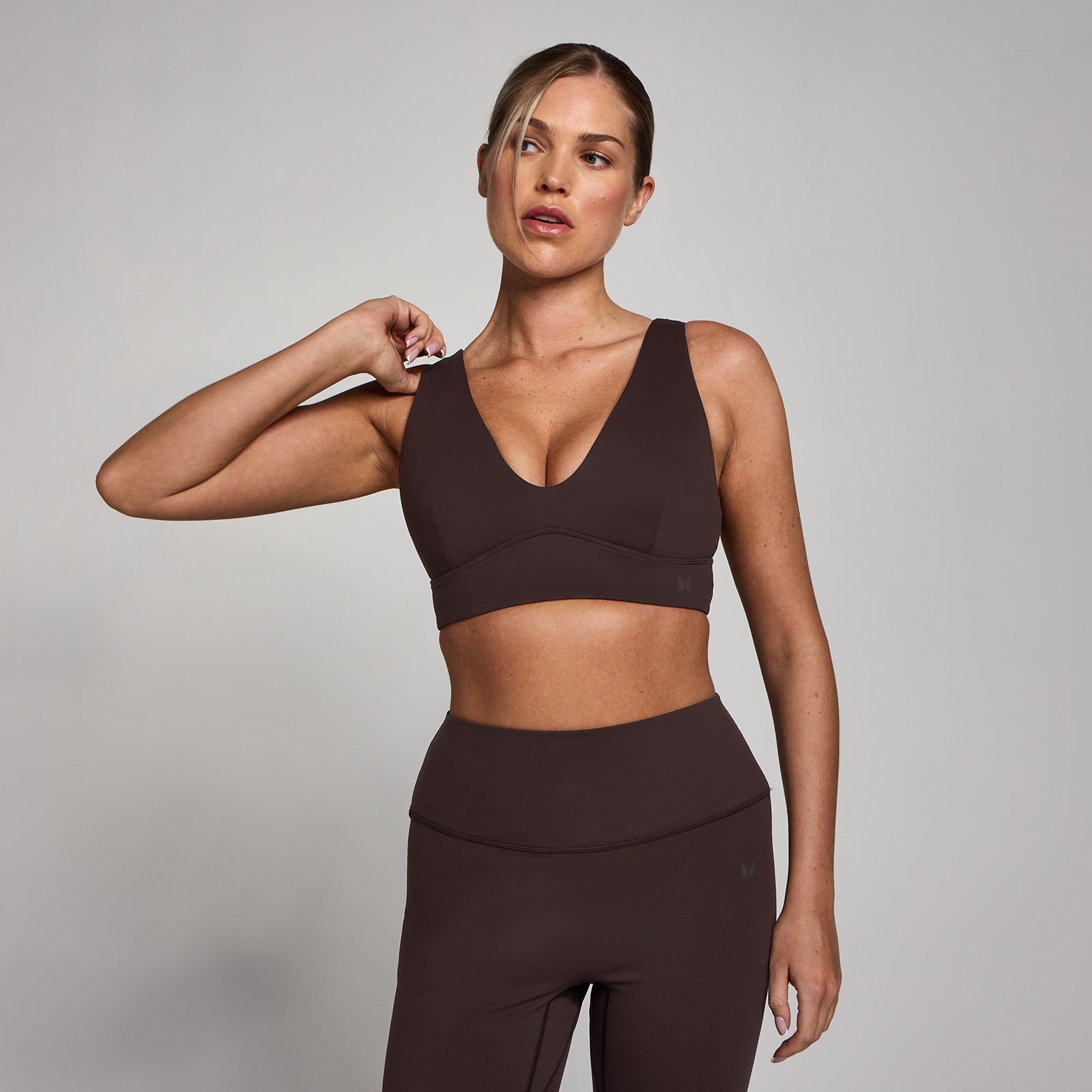 Sujetador deportivo largo de cuello en V SculptForm para mujer de MP - Chocolate Marrón