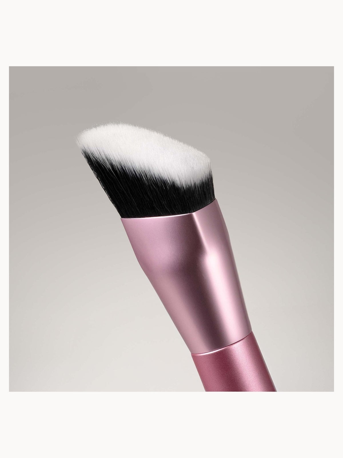 Real Techniques Cheek Hugging Contour Brush 4