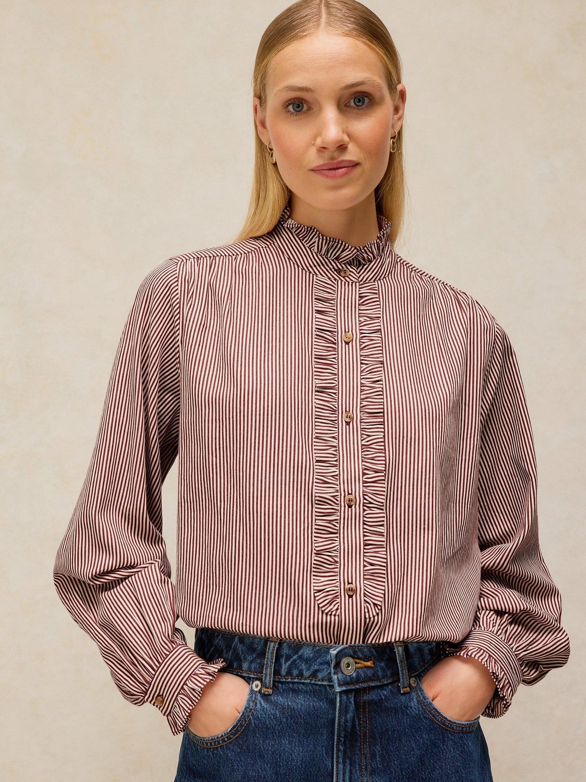 Bluse mit Rüschenkragen - 52