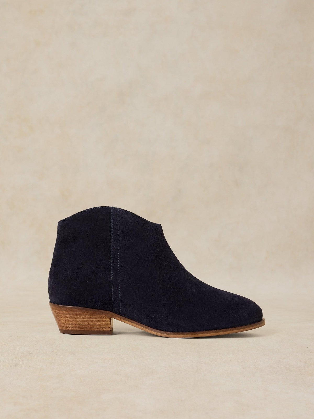 Weit geschnittene Wildlederstiefeletten - 40