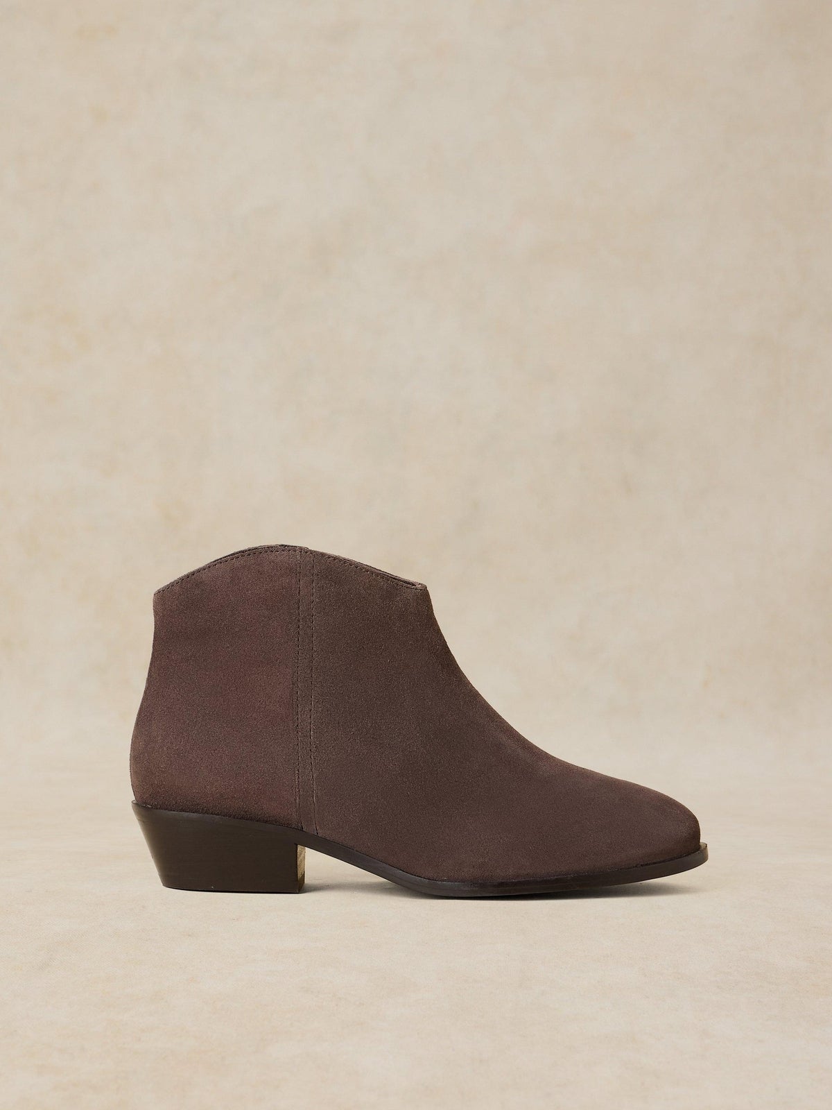 Weit geschnittene Wildlederstiefeletten - 41