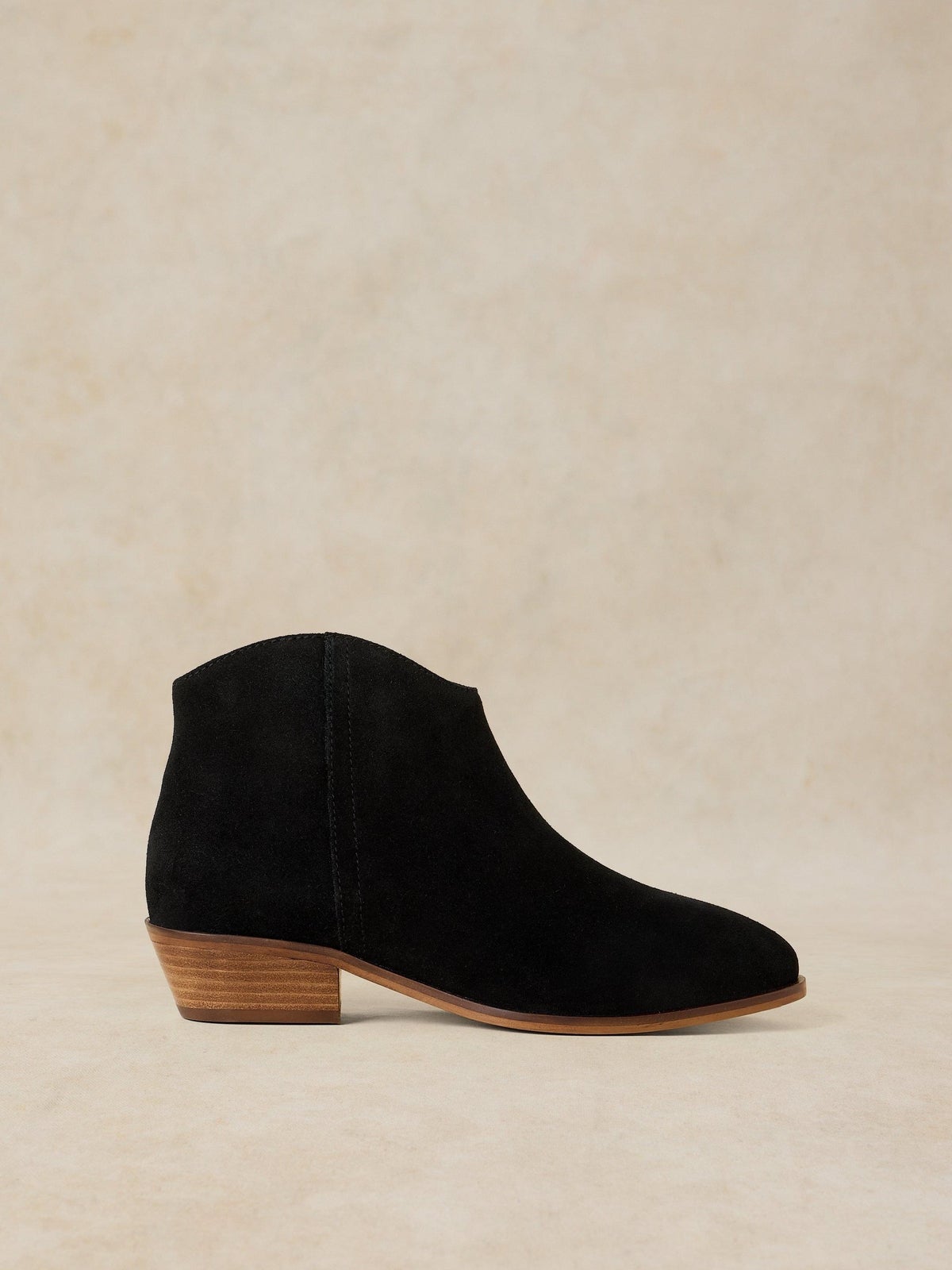 Weit geschnittene Wildlederstiefeletten - 40