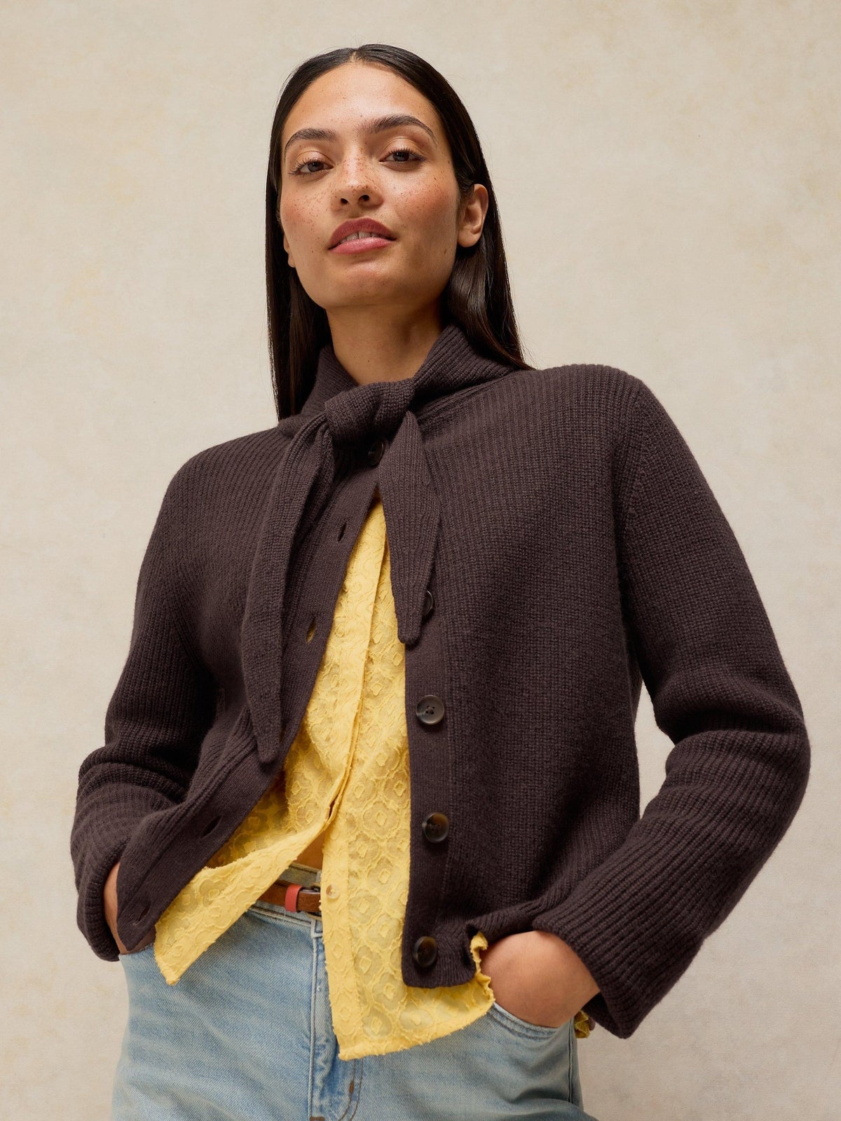 Strickjacke mit Rippenschal - 48