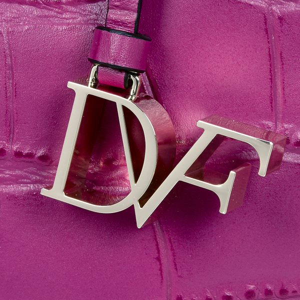 细节:无拉链封口,双侧兜,内置拉链袋,鳄鱼纹压花,金属立体dvf logo